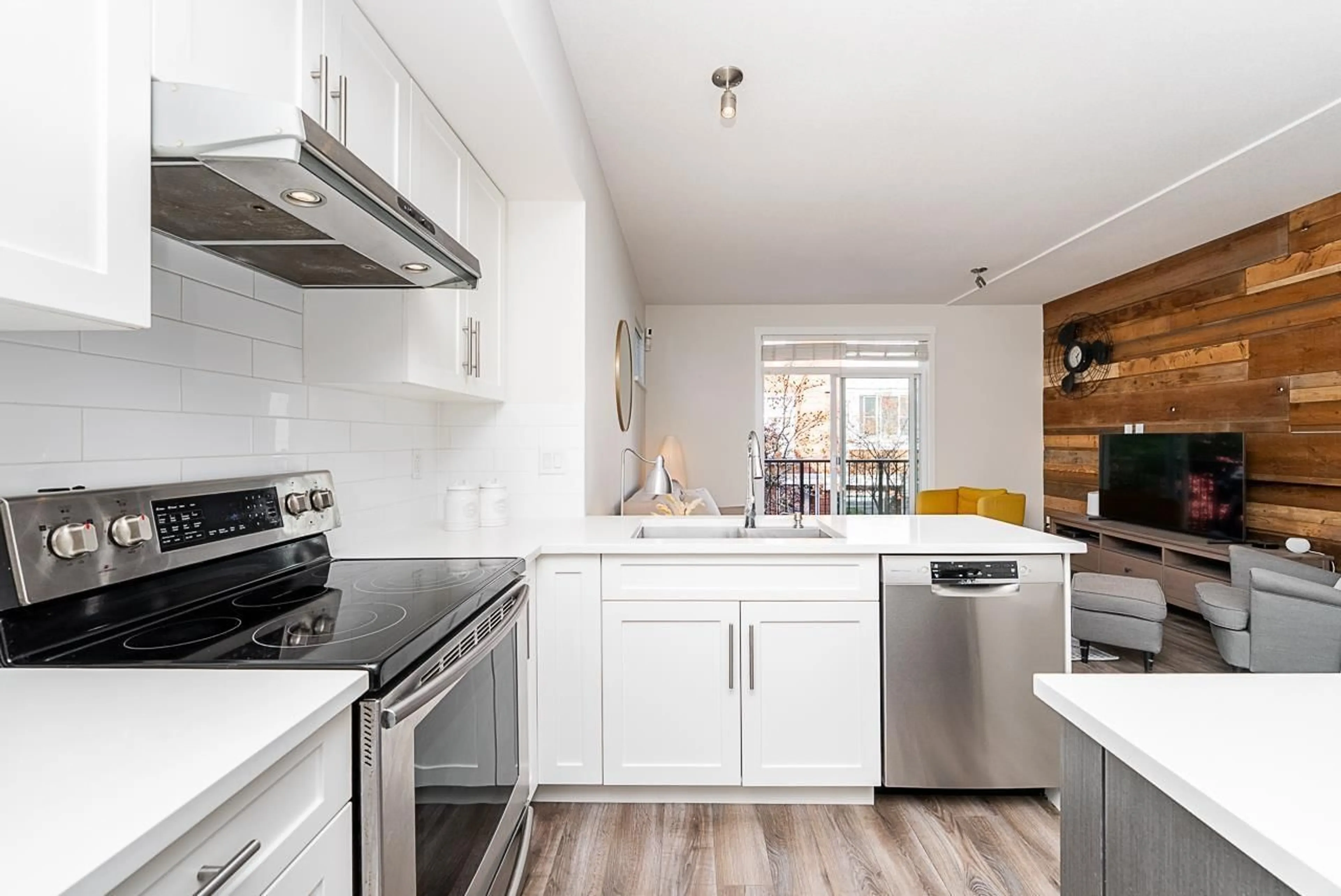 Open concept kitchen, wood/laminate floor for 1 - 14905 60, Surrey British Columbia V3S1R8