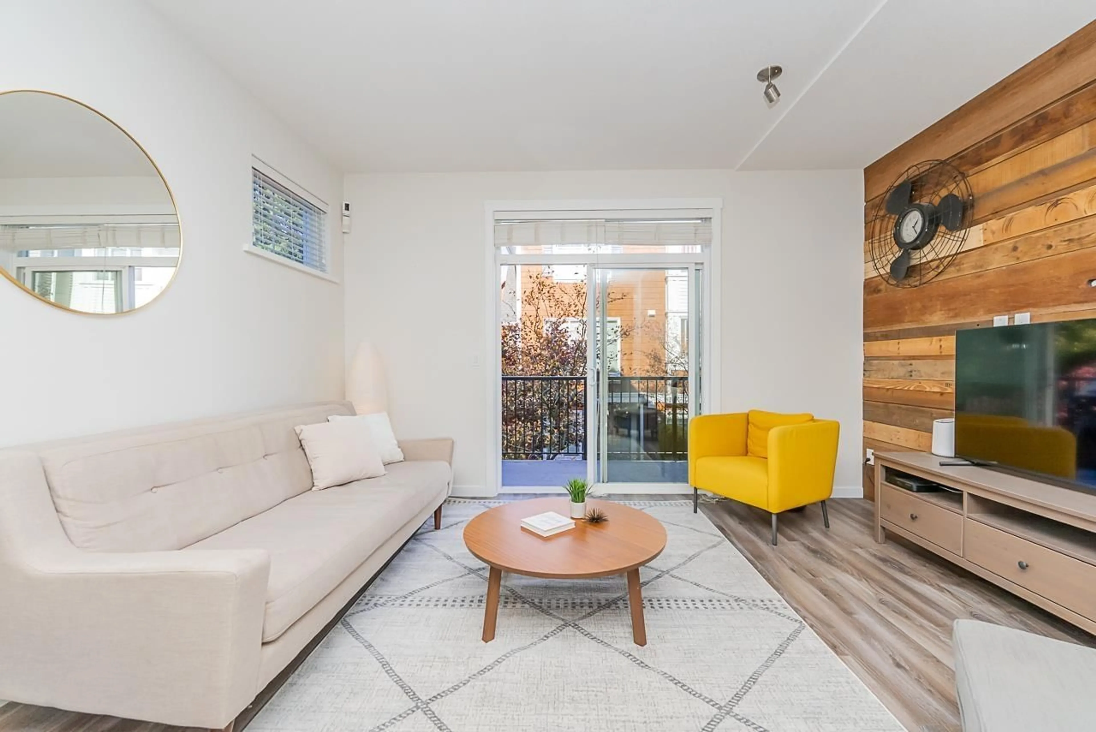 Living room with furniture, wood/laminate floor for 1 - 14905 60, Surrey British Columbia V3S1R8