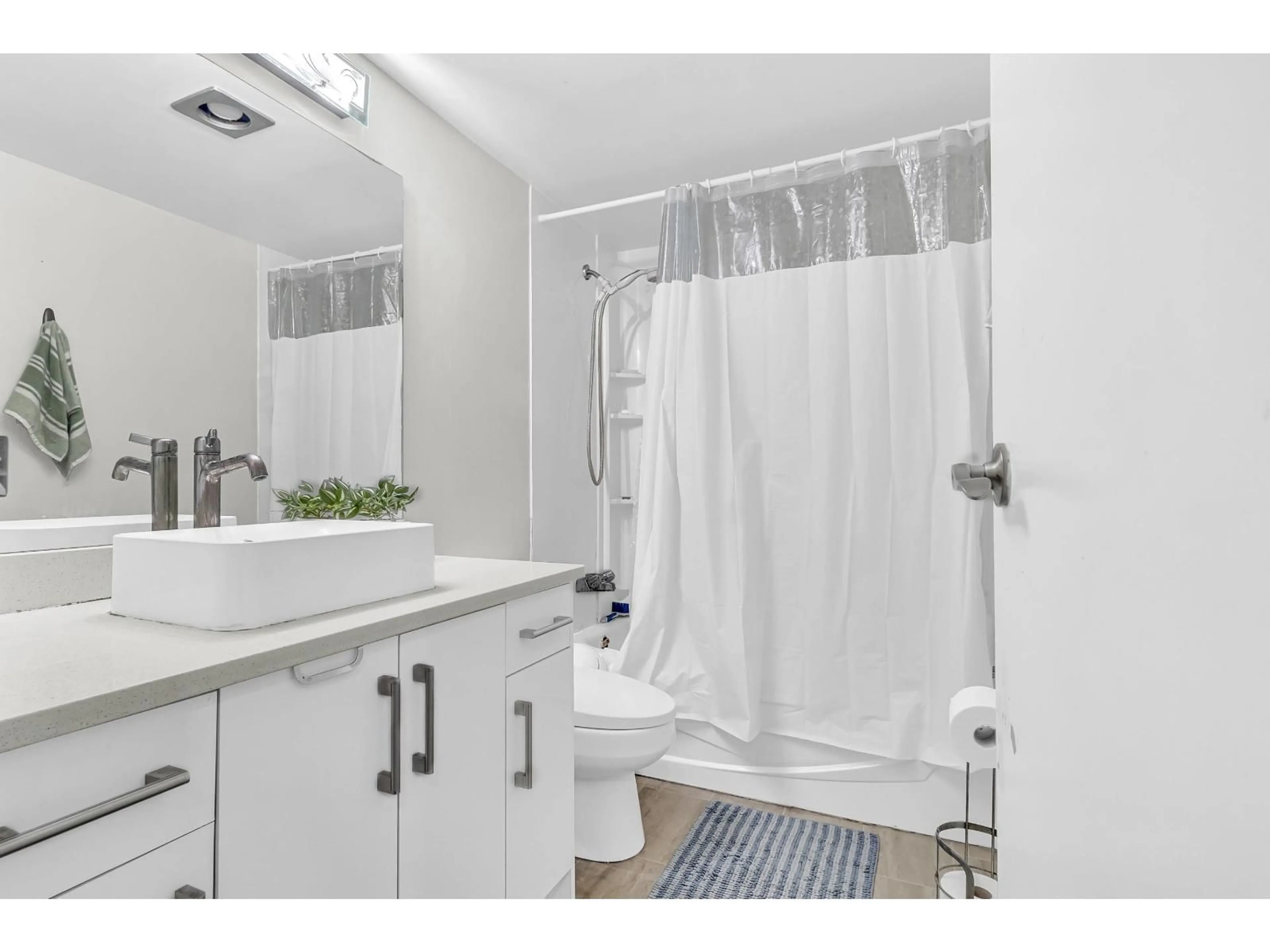 Standard bathroom, unknown for 101 - 13291 70B, Surrey British Columbia V3W7Z2
