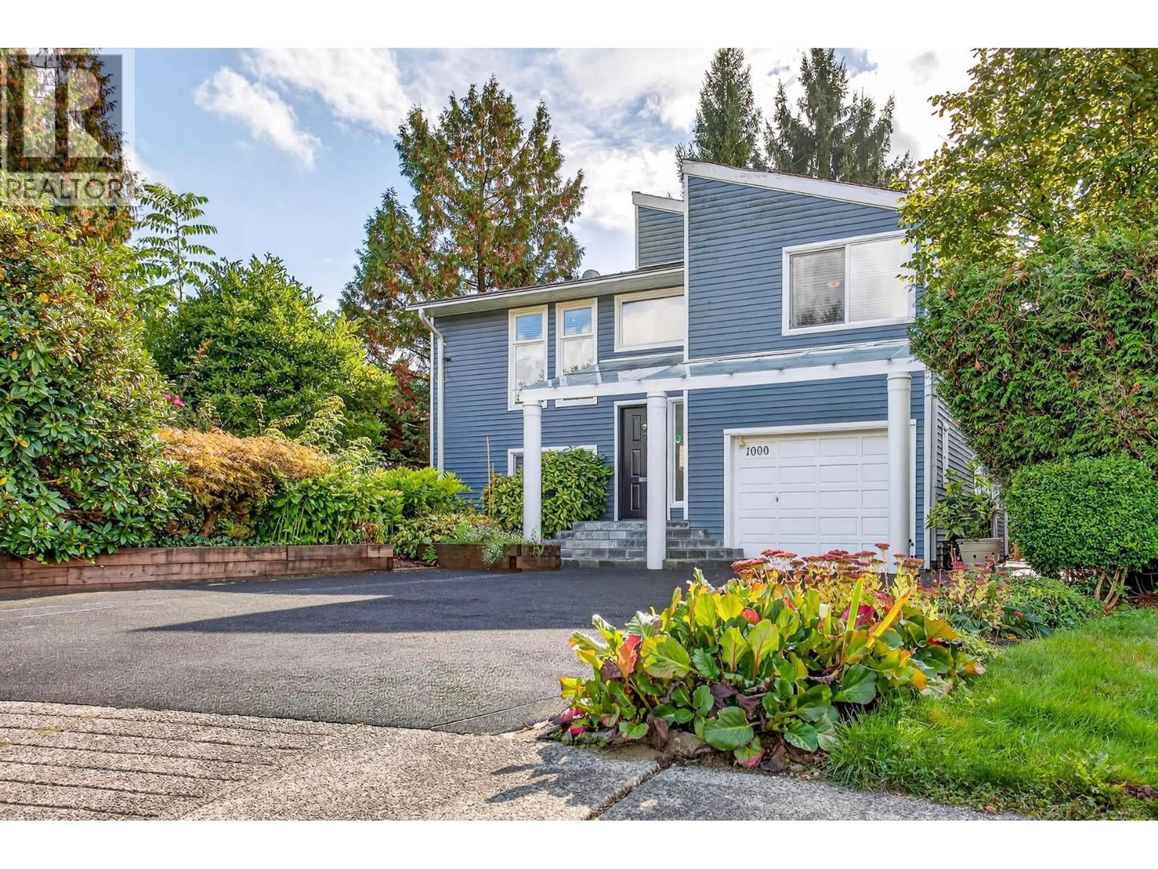 Home with vinyl exterior material, street for 1000 HOY STREET, Coquitlam British Columbia V3C4R2