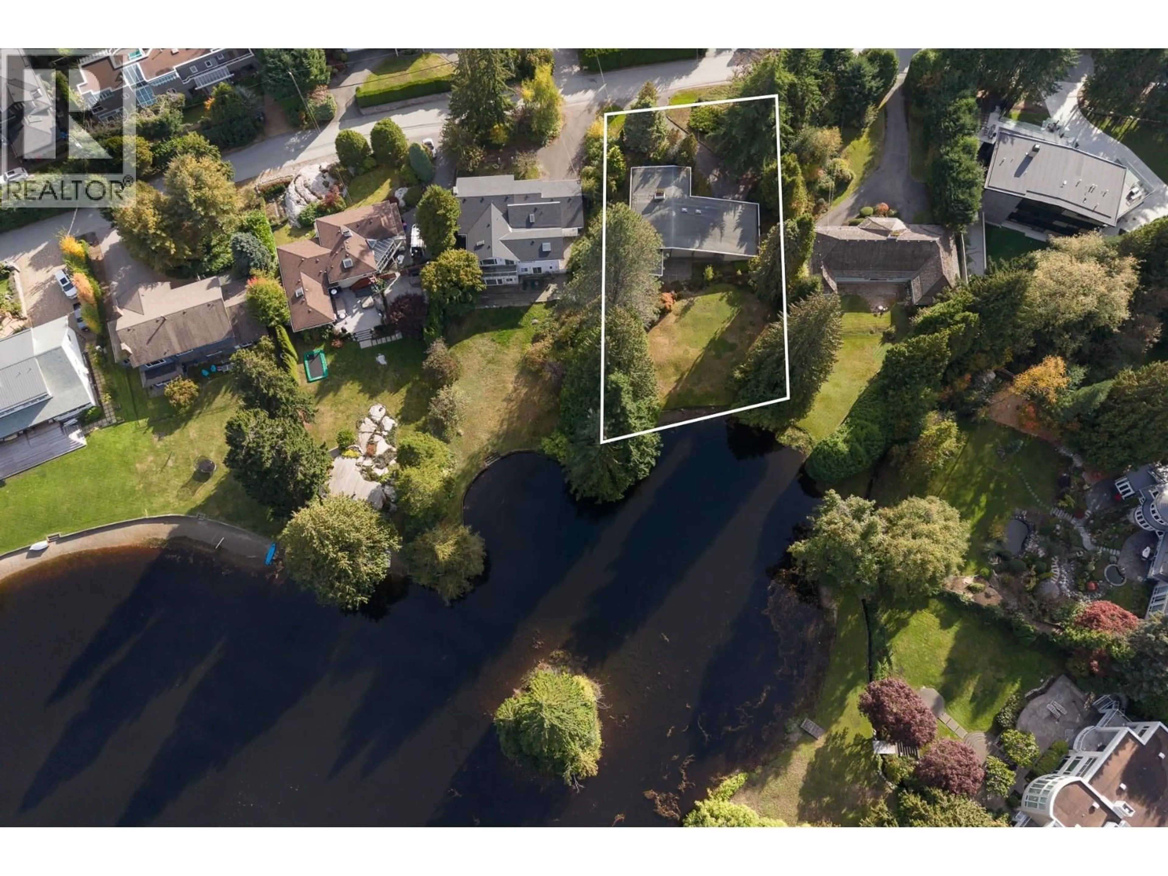 A pic from outside/outdoor area/front of a property/back of a property/a pic from drone, water/lake/river/ocean view for 1025 GROVELAND ROAD, West Vancouver British Columbia V7S1Y9