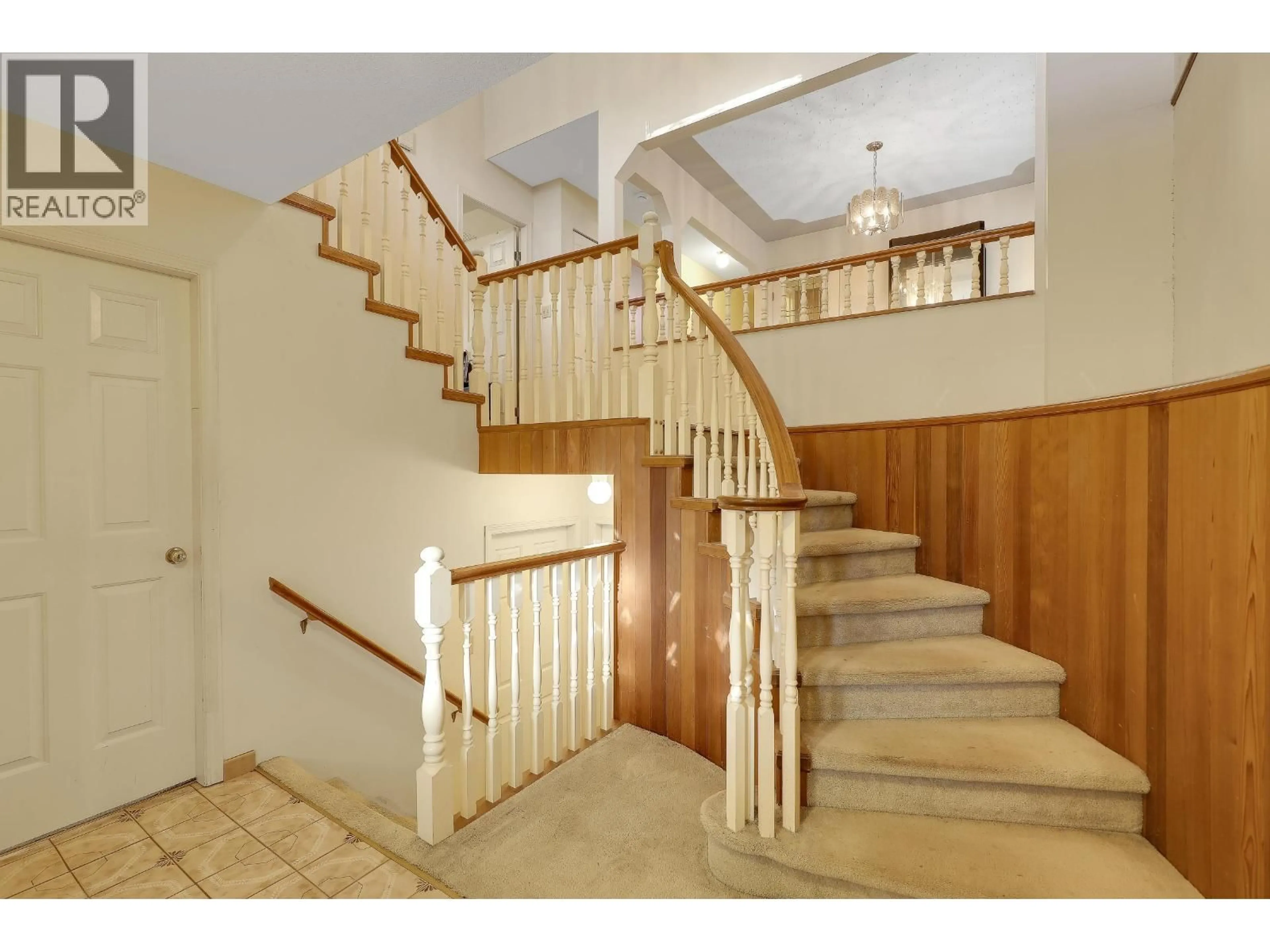 Indoor foyer for 4680 HOY STREET, Vancouver British Columbia V5R4N4