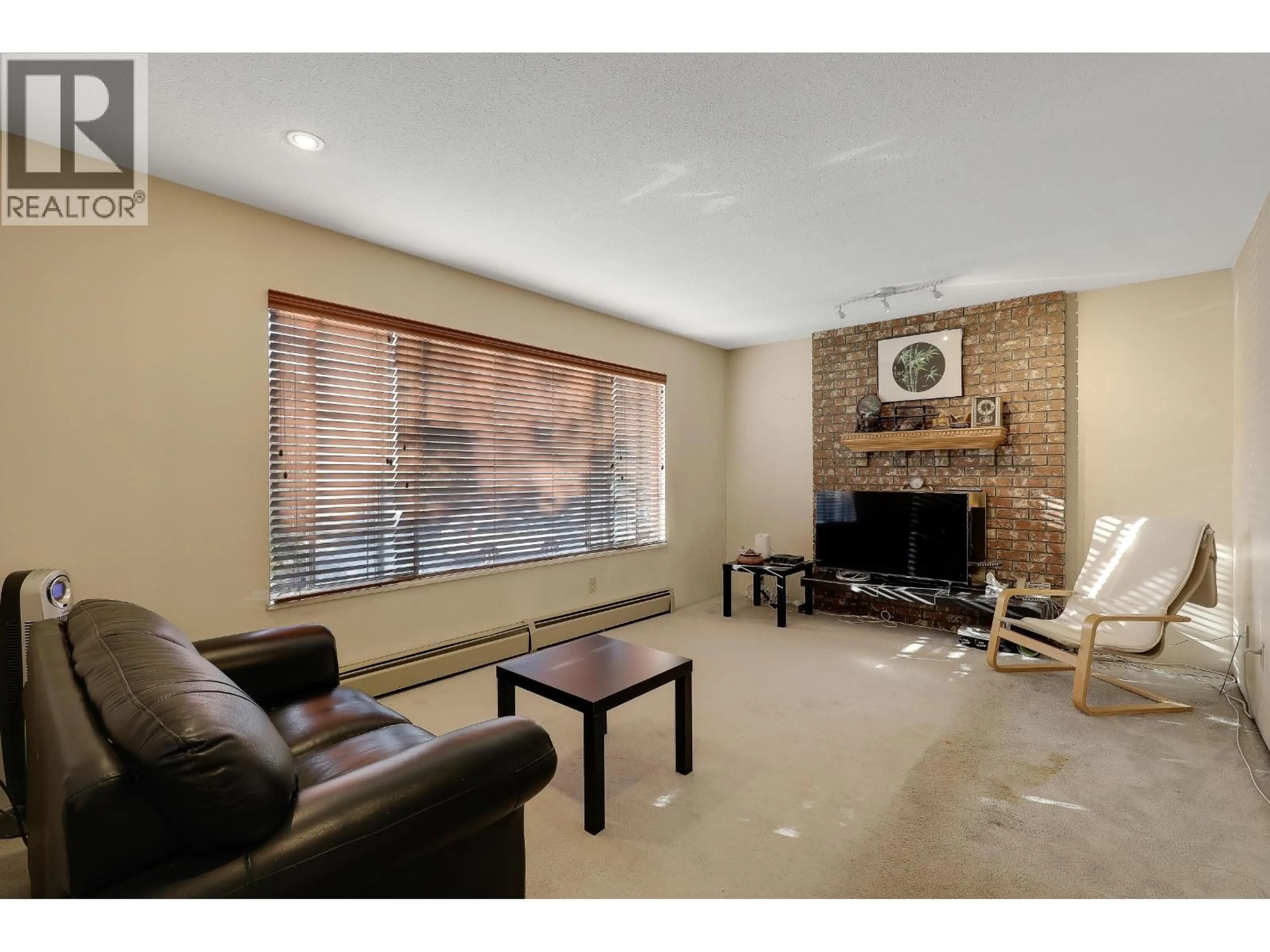 Living room with furniture, ceramic/tile floor for 4680 HOY STREET, Vancouver British Columbia V5R4N4