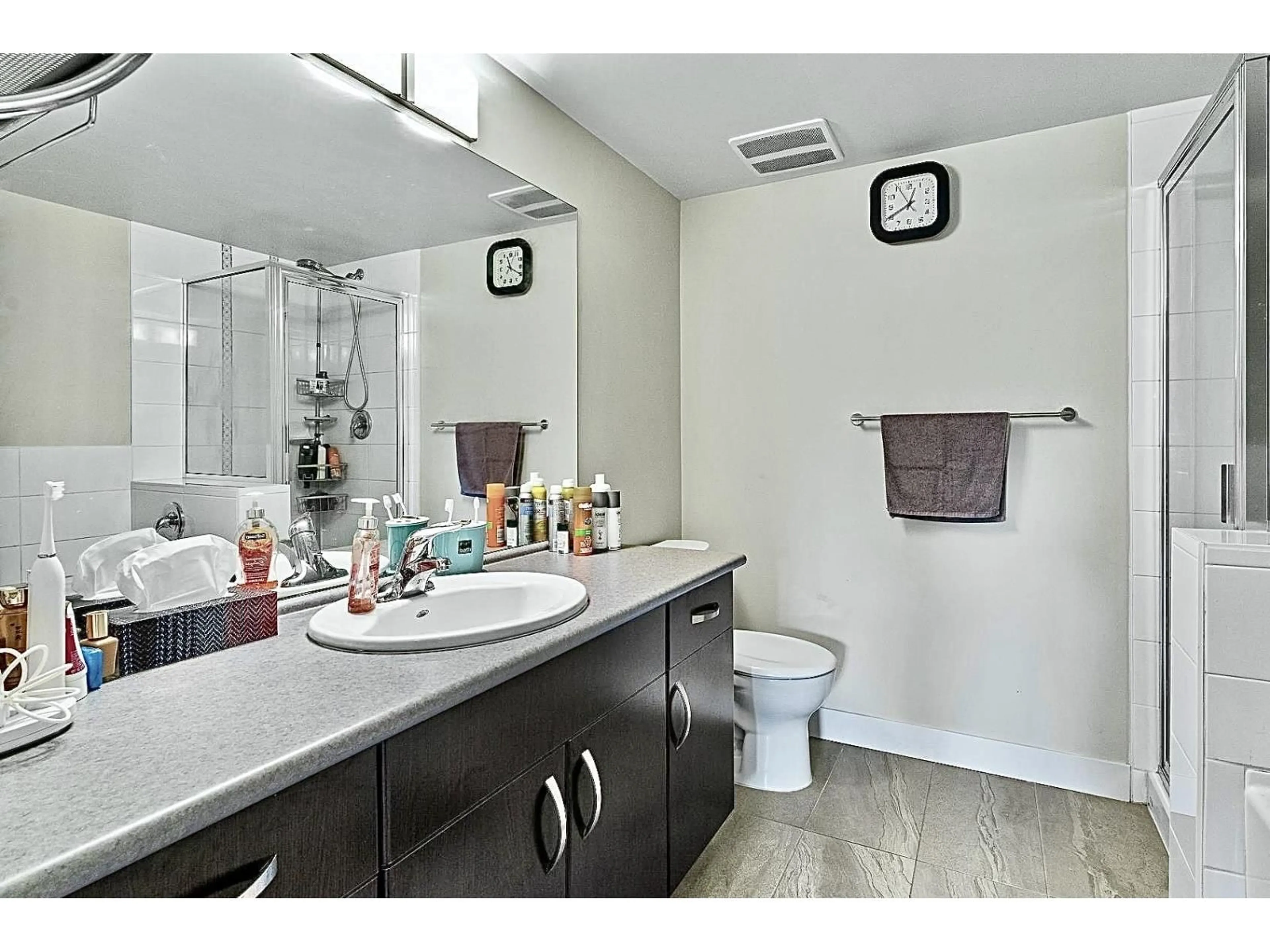 Standard bathroom, ceramic/tile floor for 452 - 10838 CITY, Surrey British Columbia V3T5X9