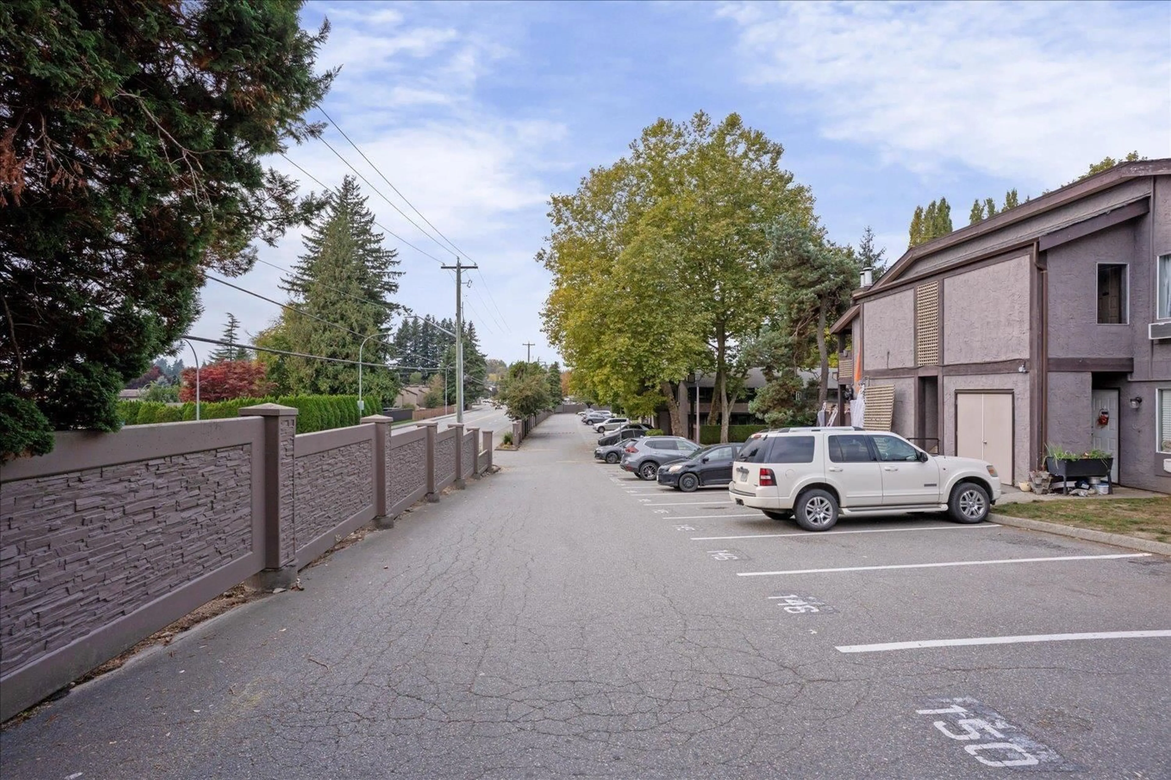 A pic from outside/outdoor area/front of a property/back of a property/a pic from drone, street for 1621 - 34909 OLD YALE, Abbotsford British Columbia V3G2E7