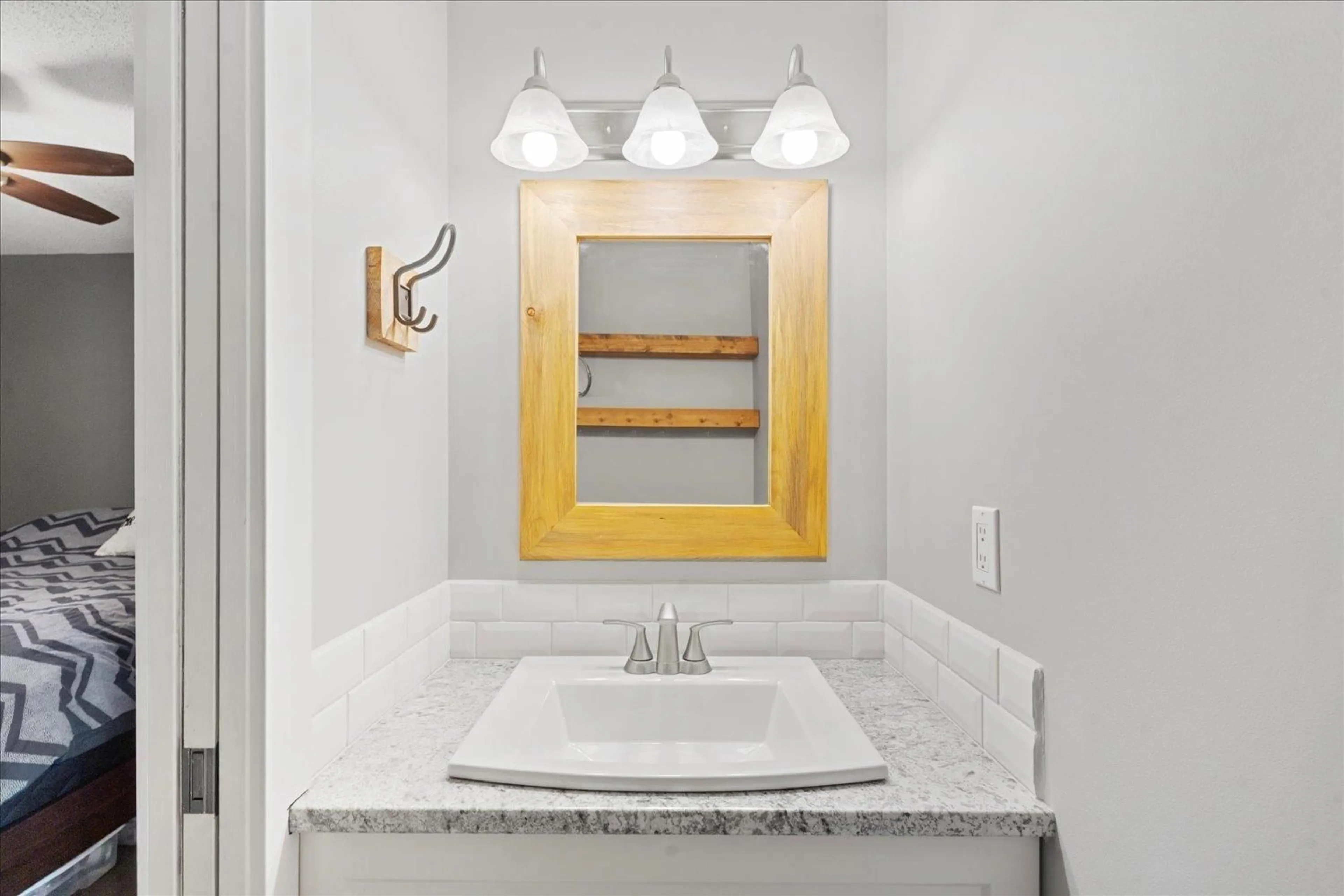 Standard bathroom, ceramic/tile floor for 1621 - 34909 OLD YALE, Abbotsford British Columbia V3G2E7