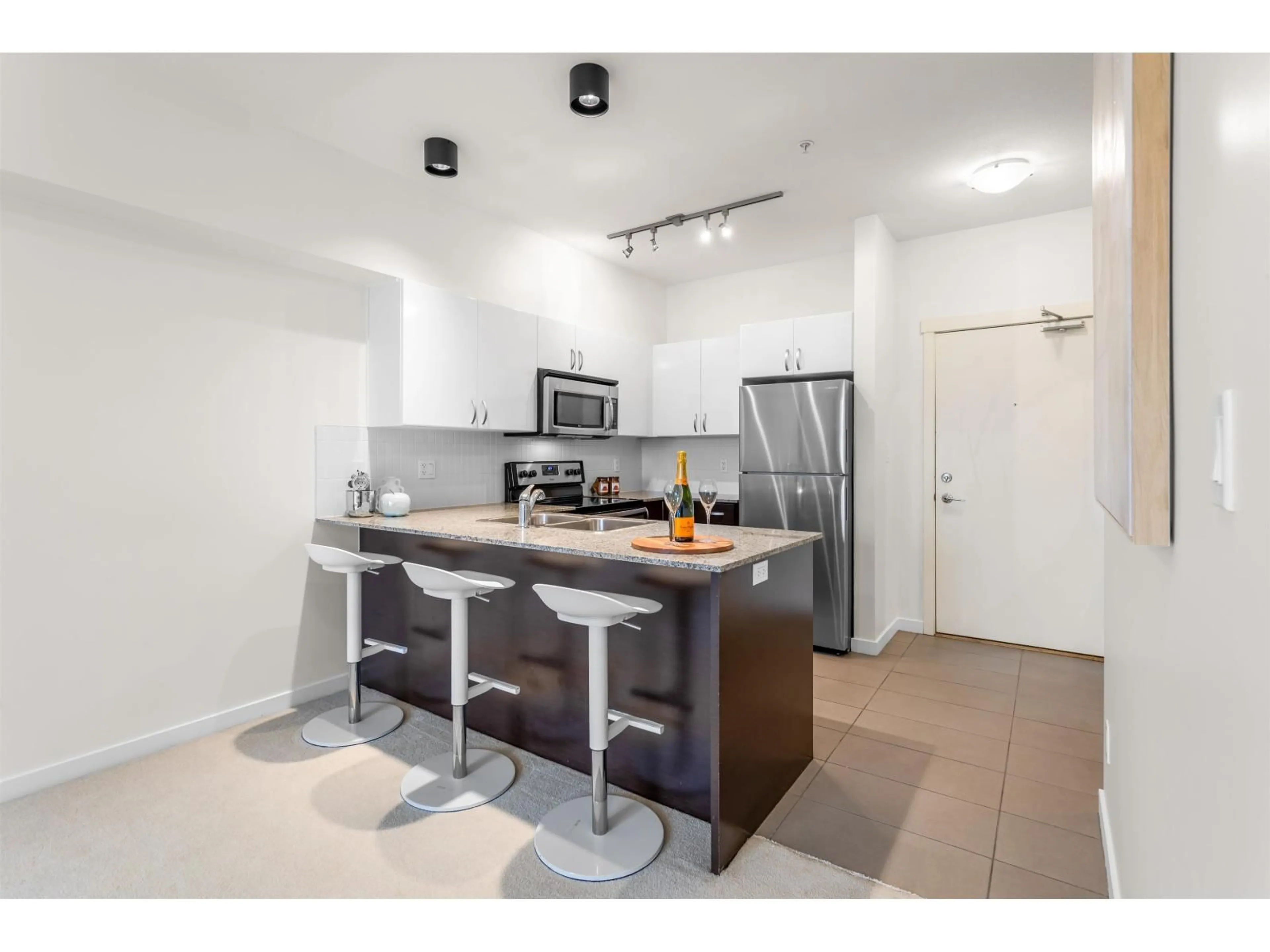 Standard kitchen, unknown for 424 - 13728 108, Surrey British Columbia V3T0G2