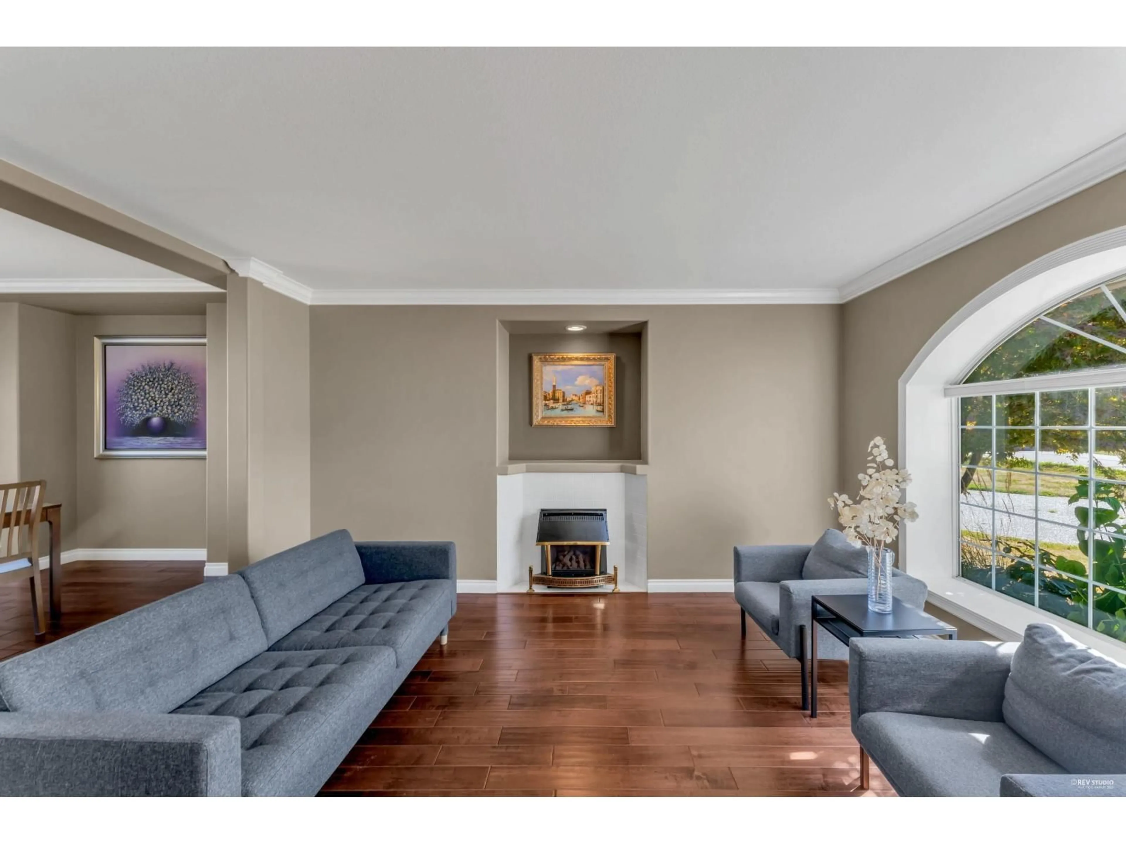 Living room with furniture, unknown for 9076 160A, Surrey British Columbia V4N3E4
