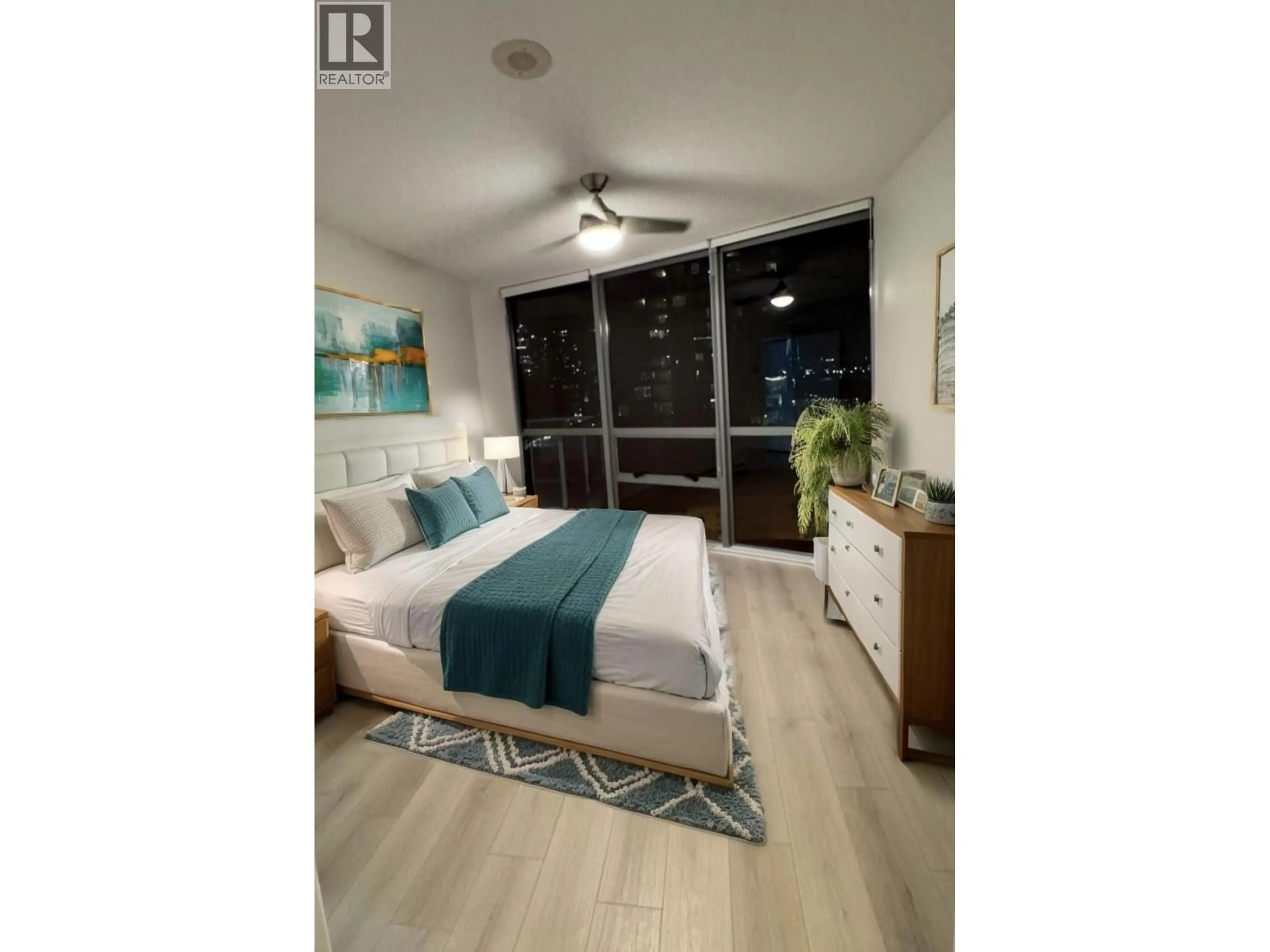 Bedroom with bed, wood/laminate floor for 907 - 14 BEGBIE STREET, New Westminster British Columbia V3M0C4