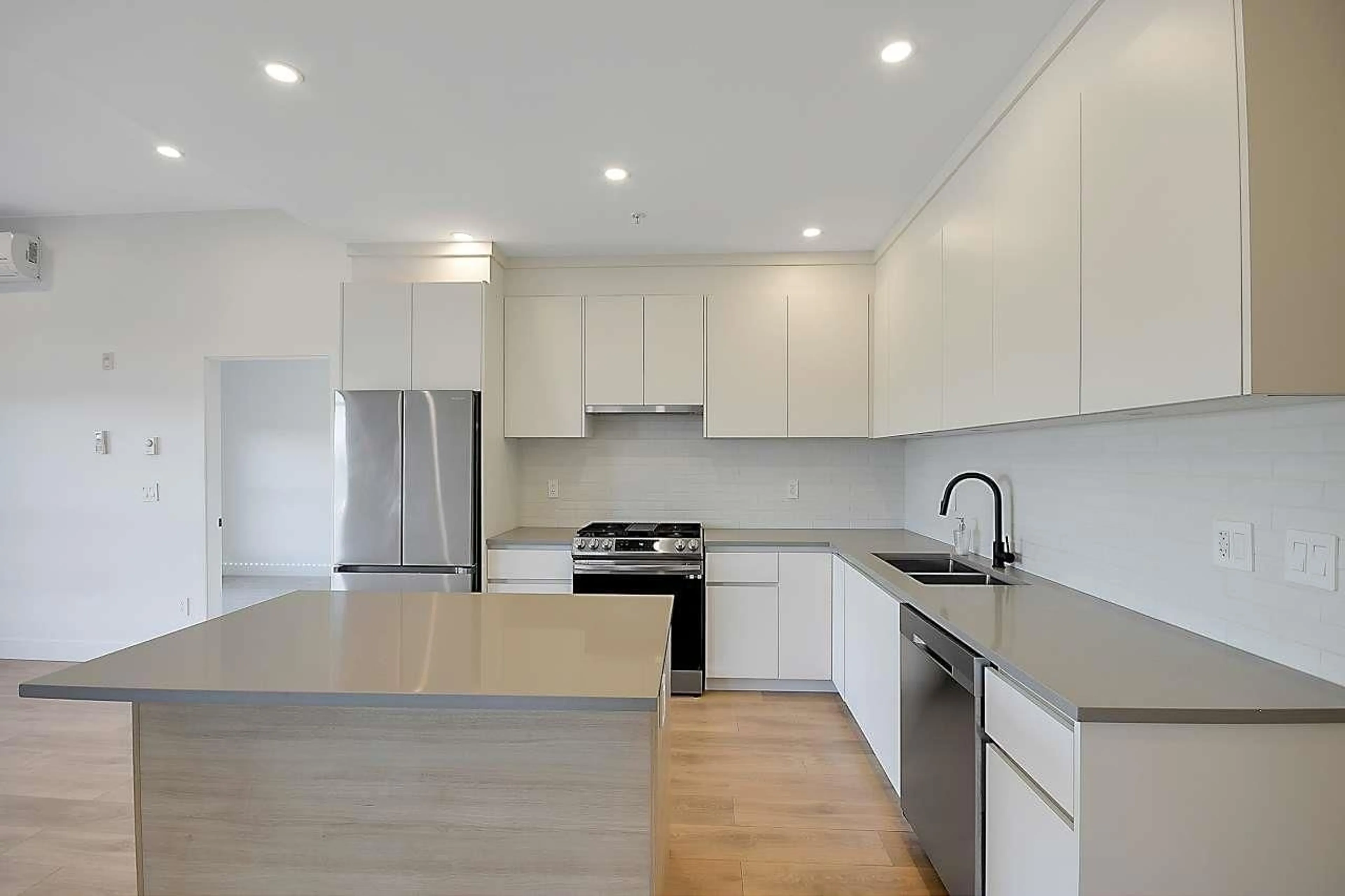 Open concept kitchen, wood/laminate floor for 411 - 8496 120, Surrey British Columbia V3W3N5