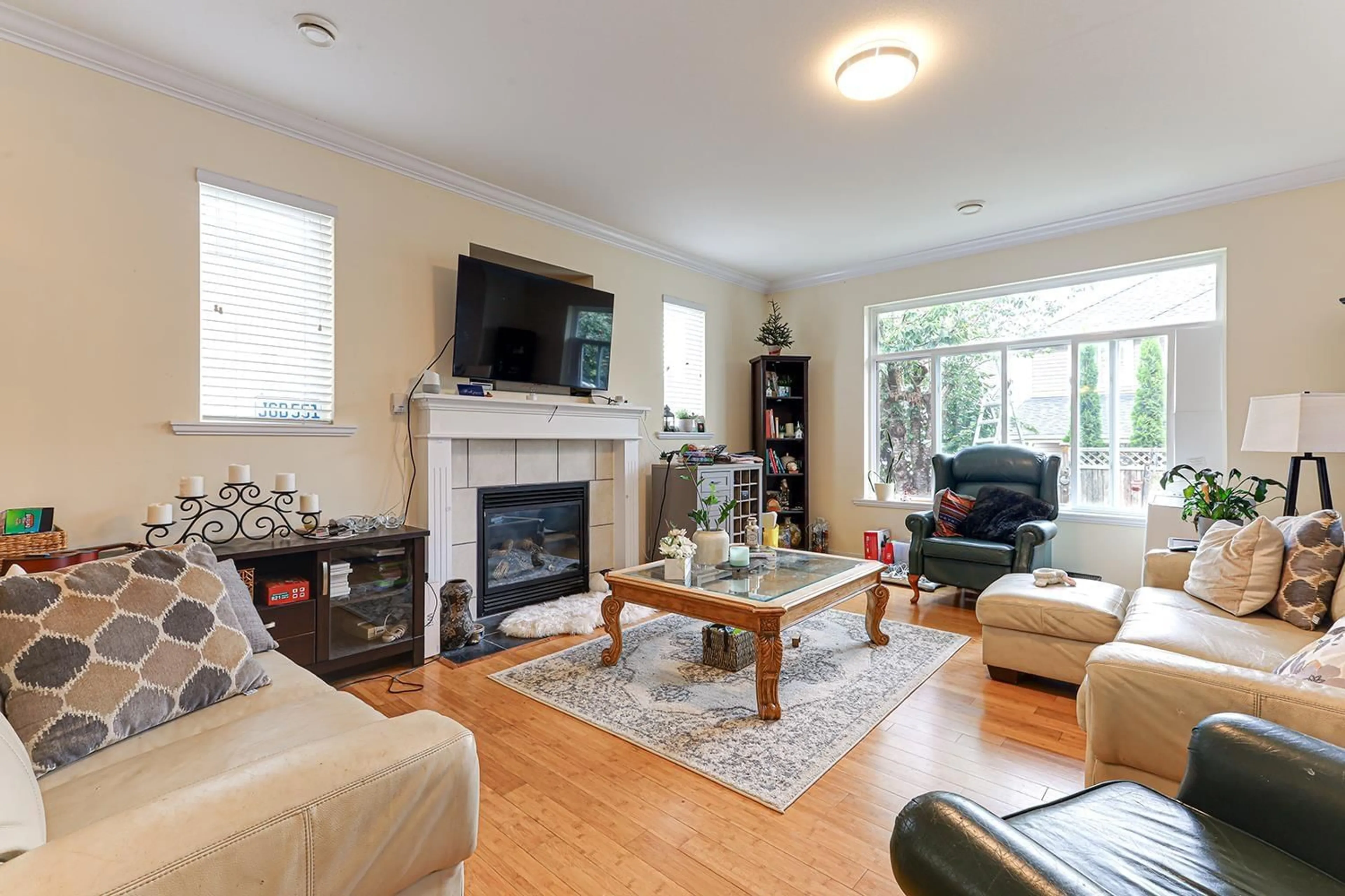 Living room with furniture, wood/laminate floor for 18359 67, Surrey British Columbia V3S1E5