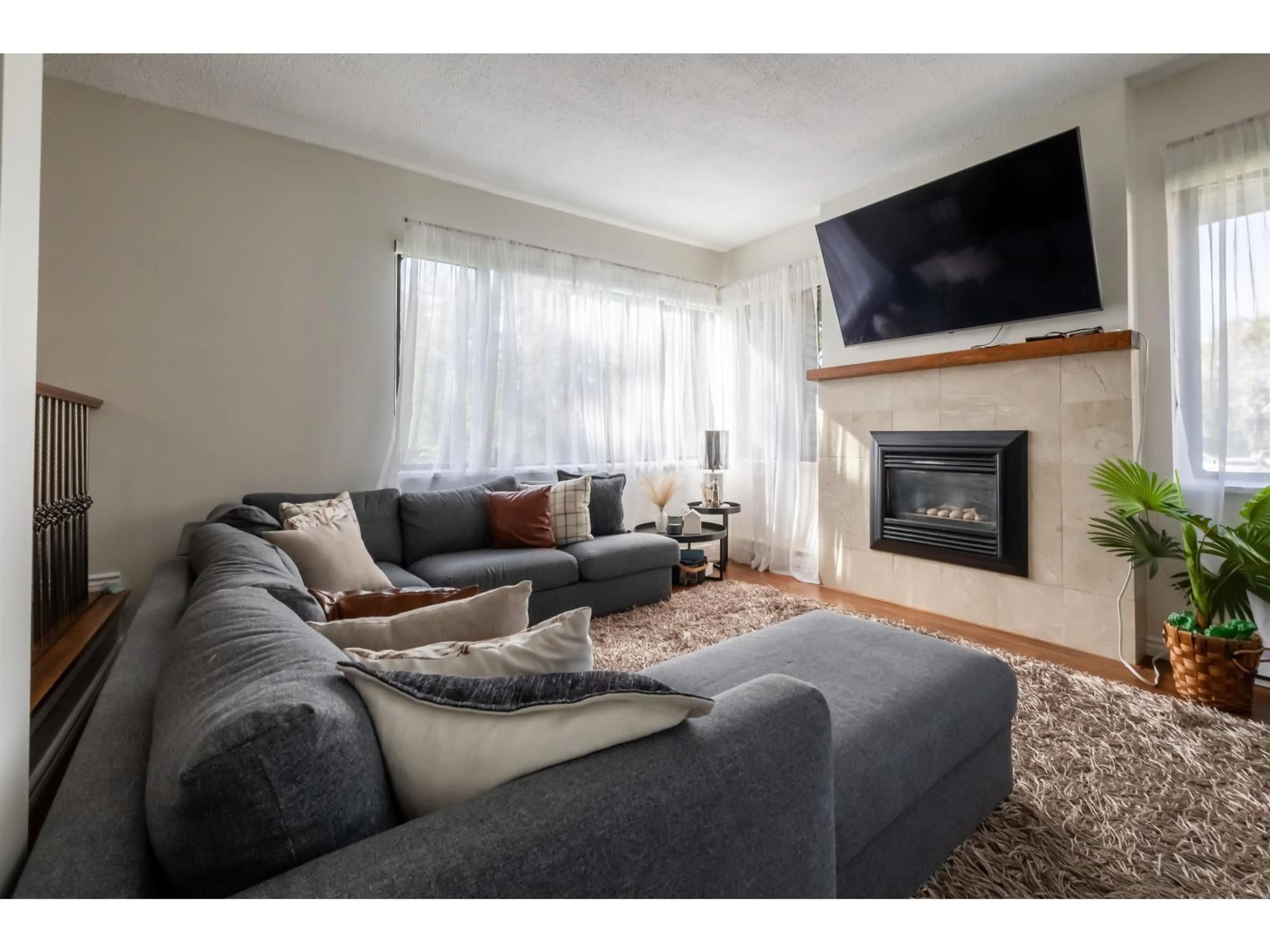 Living room with furniture, unknown for 217 - 15275 19, Surrey British Columbia V4A1X6