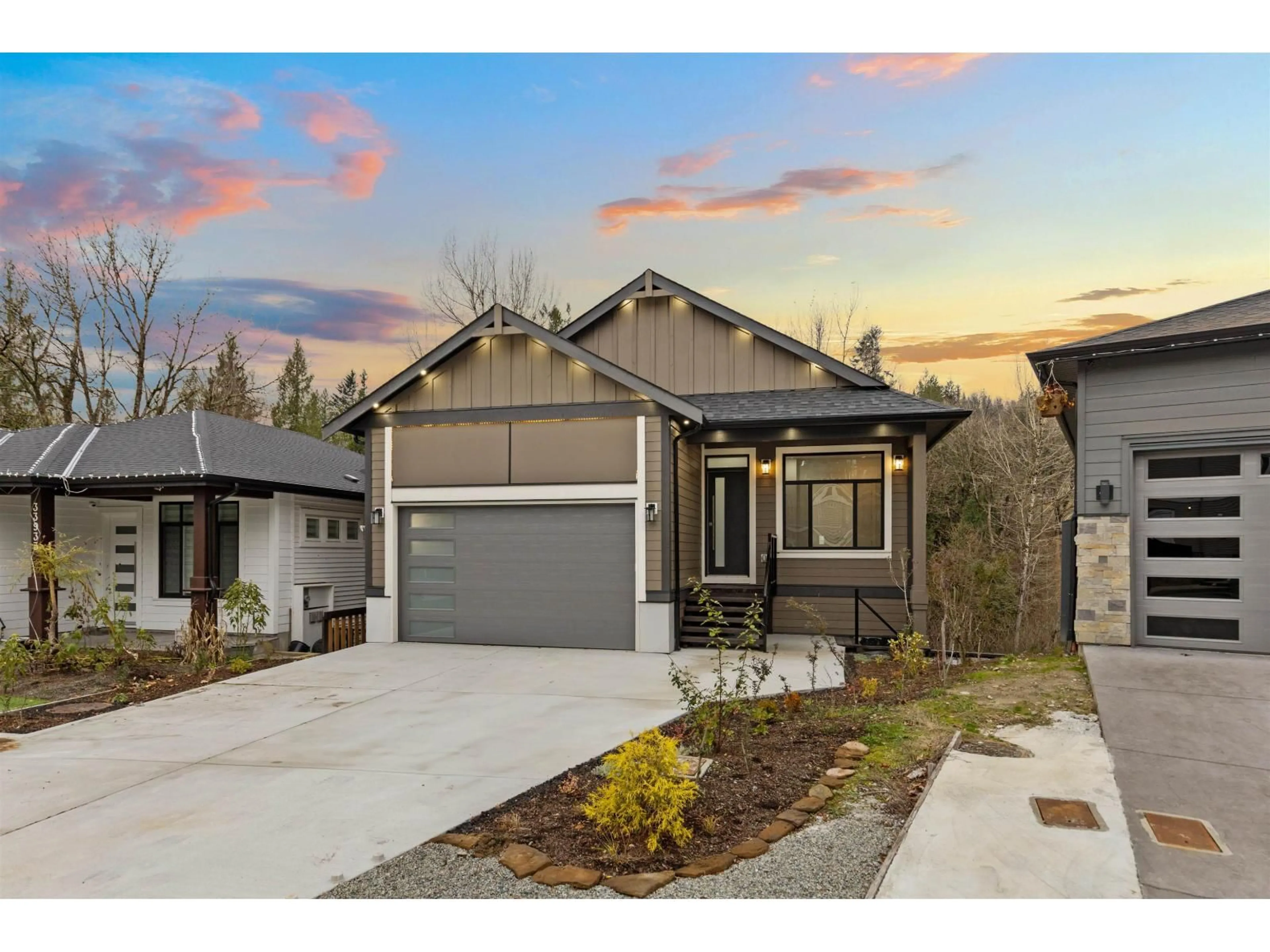 Home with vinyl exterior material, street for 33941 PRENTIS, Mission British Columbia V2V0G5