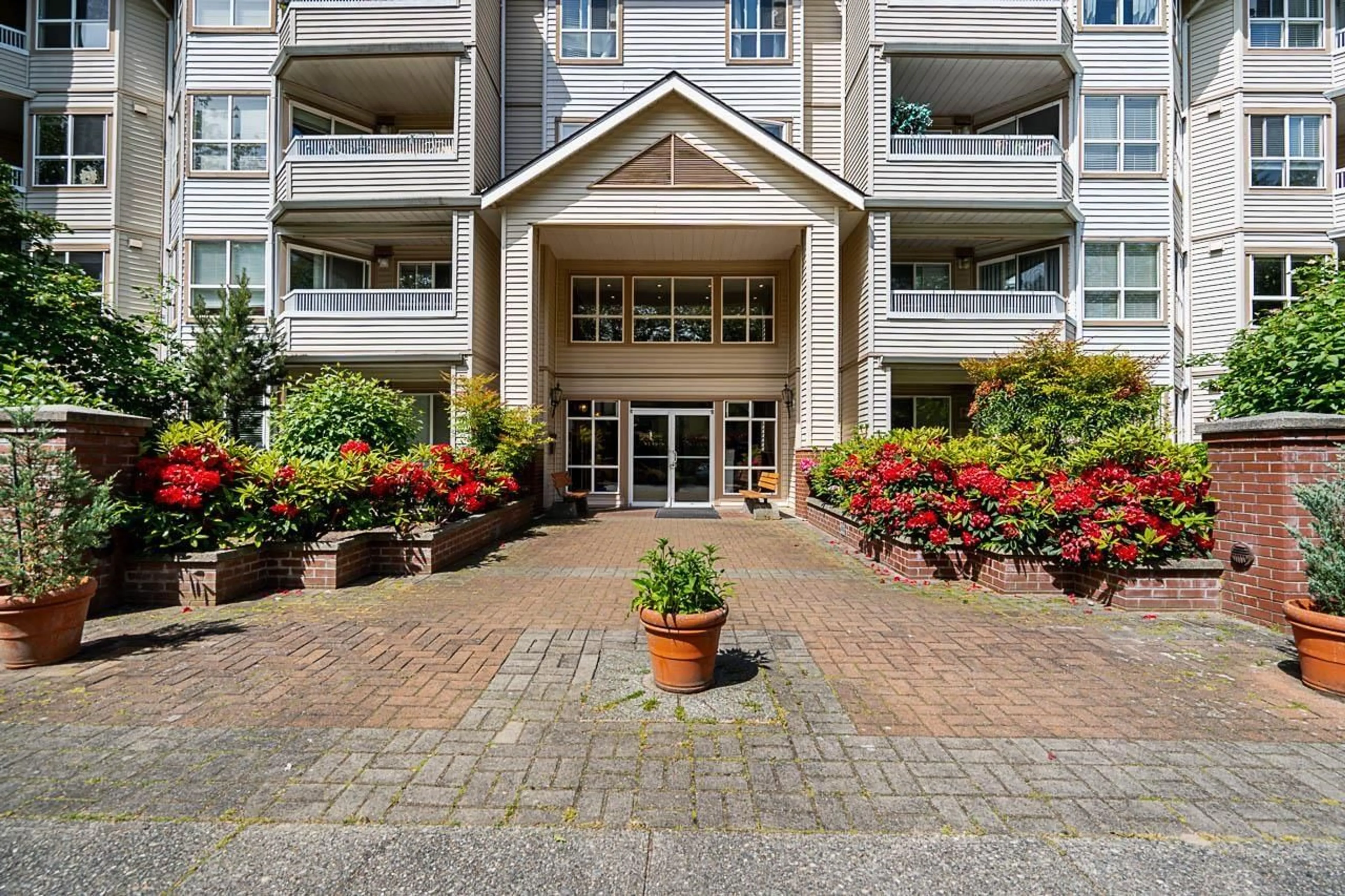 Indoor foyer for #212 - 8139 121A, Surrey British Columbia V3Z0K8