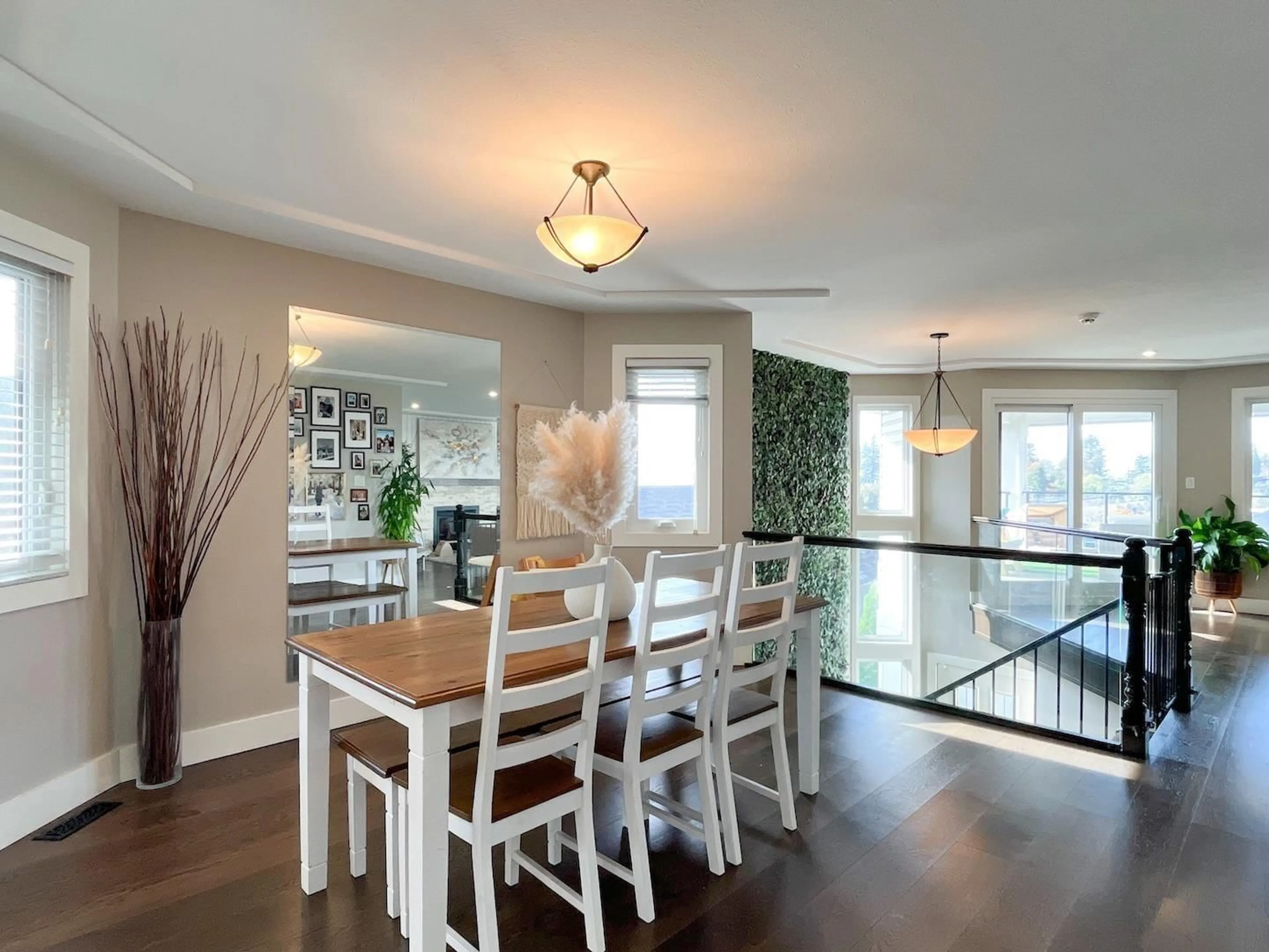 Dining room, wood/laminate floor for 858 STEVENS, White Rock British Columbia V4B4X2