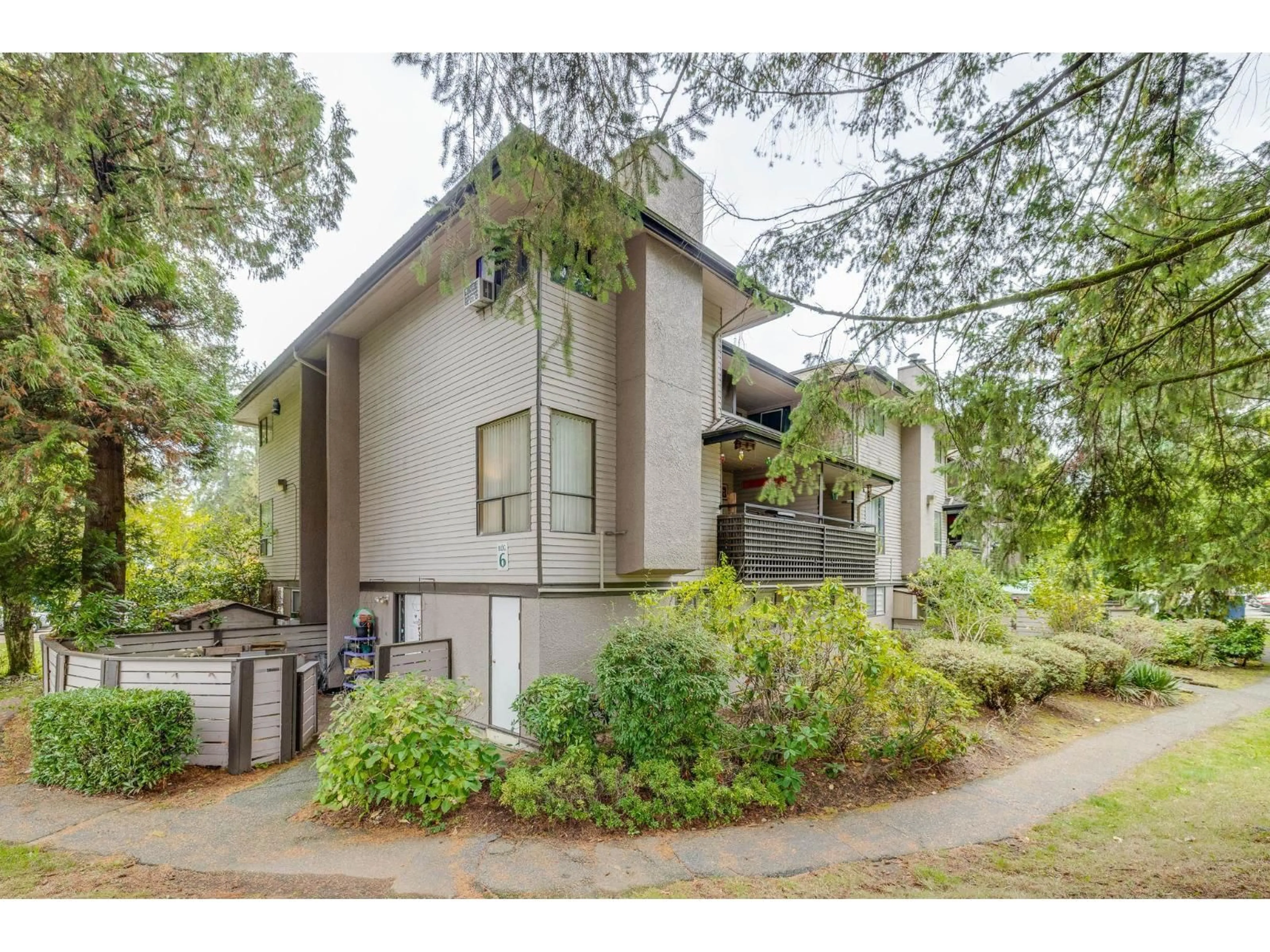 Home with vinyl exterior material, street for 14834 HOLLY PARK, Surrey British Columbia V3R6Y2