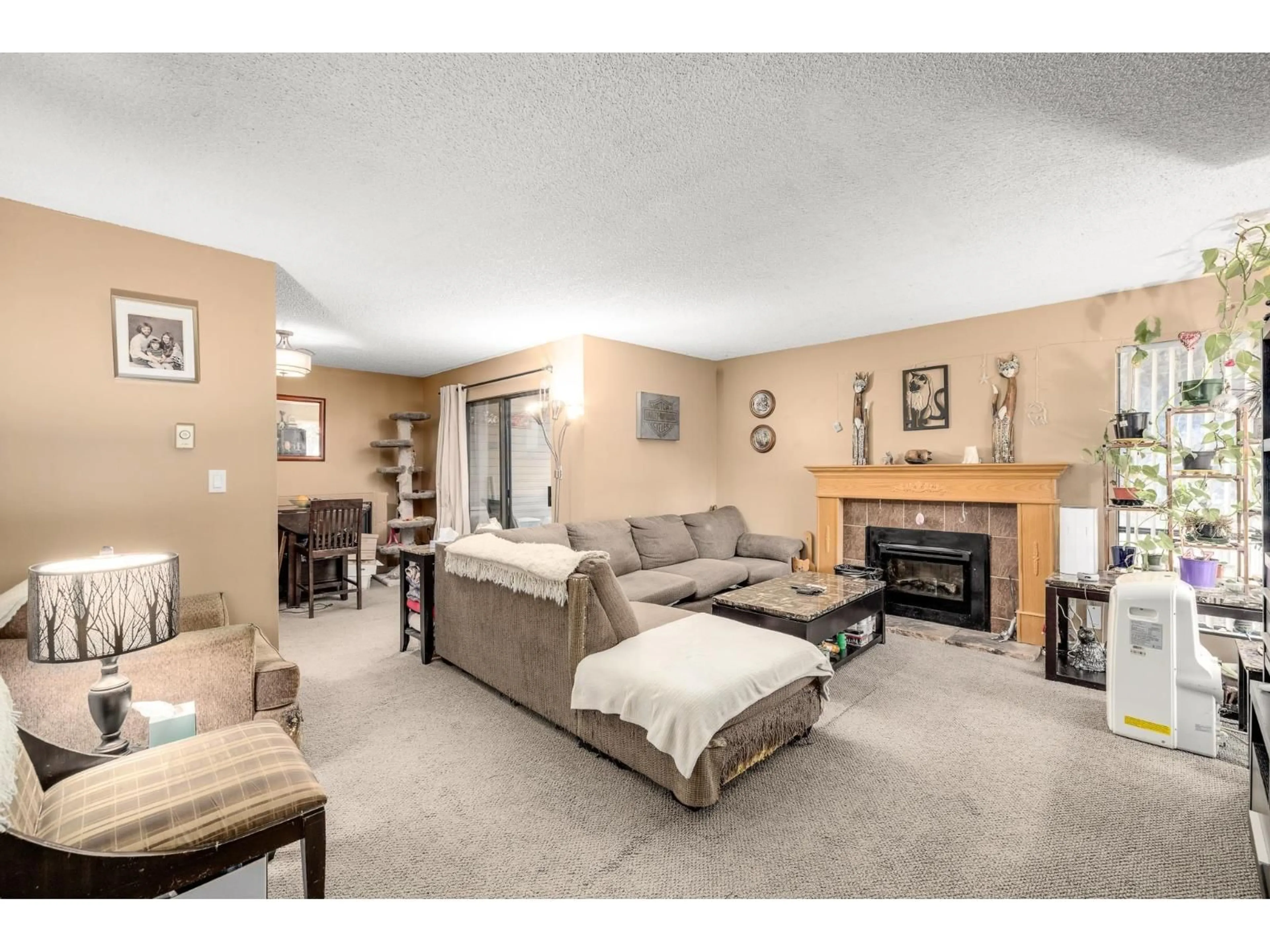 Living room with furniture, unknown for 14834 HOLLY PARK, Surrey British Columbia V3R6Y2