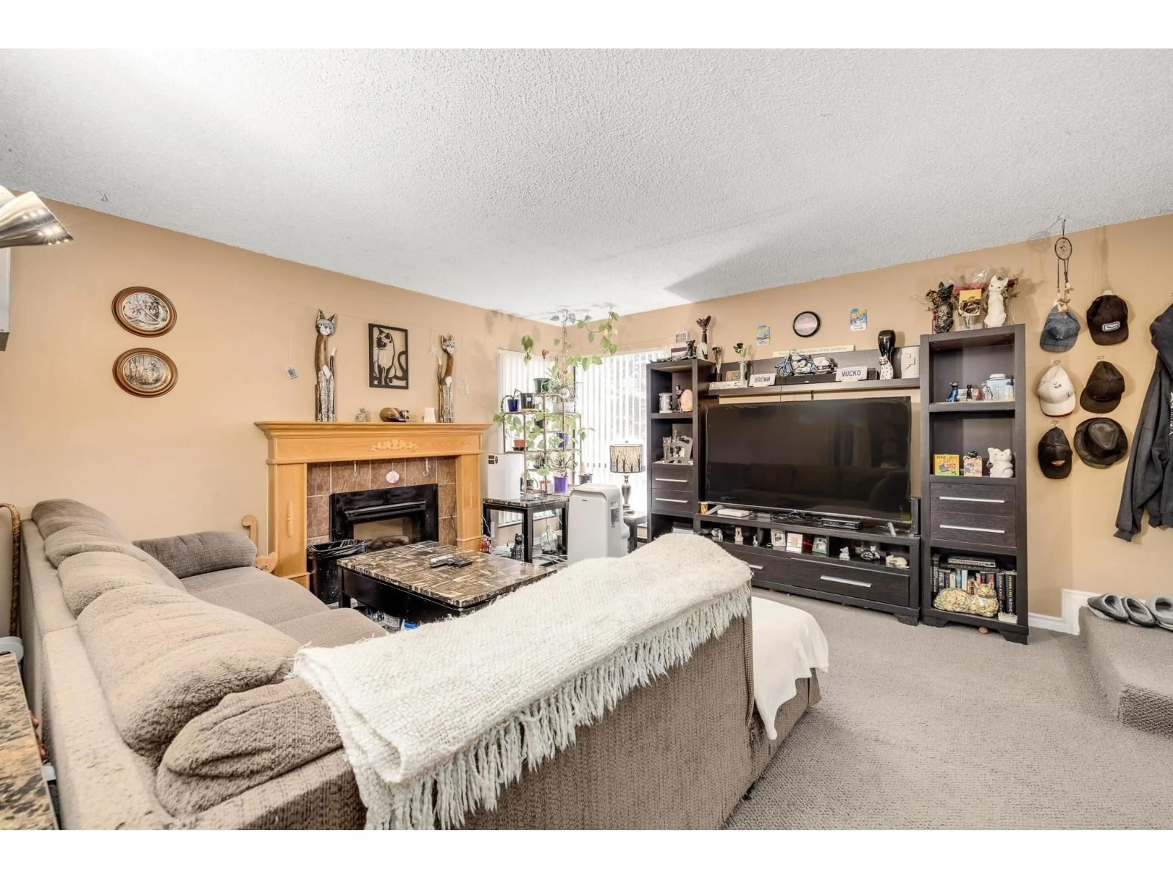Living room with furniture, unknown for 14834 HOLLY PARK, Surrey British Columbia V3R6Y2