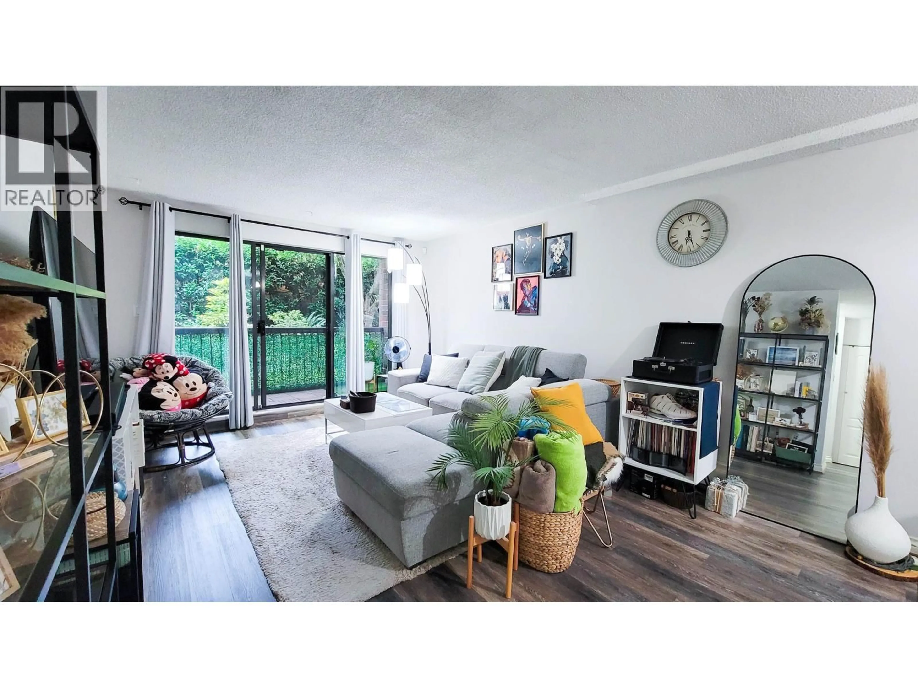 Living room with furniture, wood/laminate floor for 107 - 620 EIGHTH AVENUE, New Westminster British Columbia V3M5V7