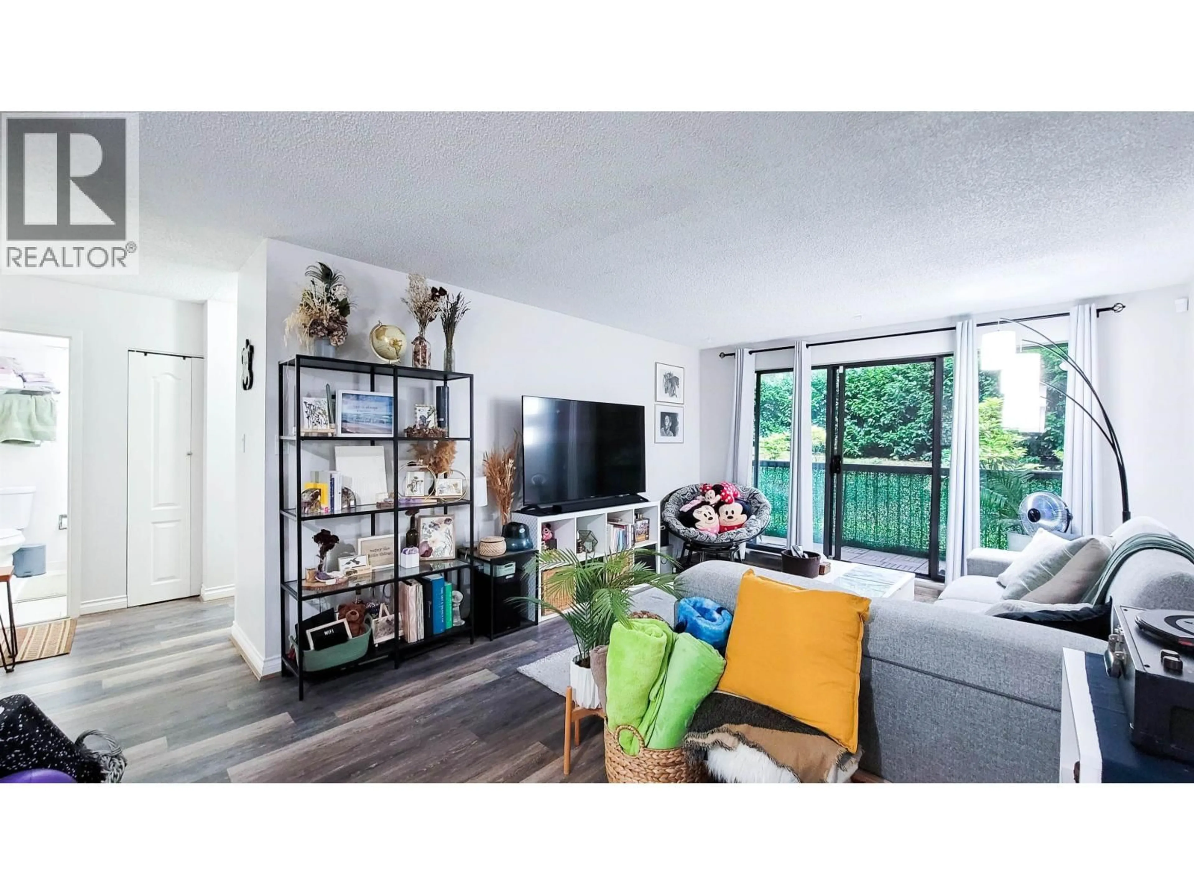 Living room with furniture, wood/laminate floor for 107 - 620 EIGHTH AVENUE, New Westminster British Columbia V3M5V7