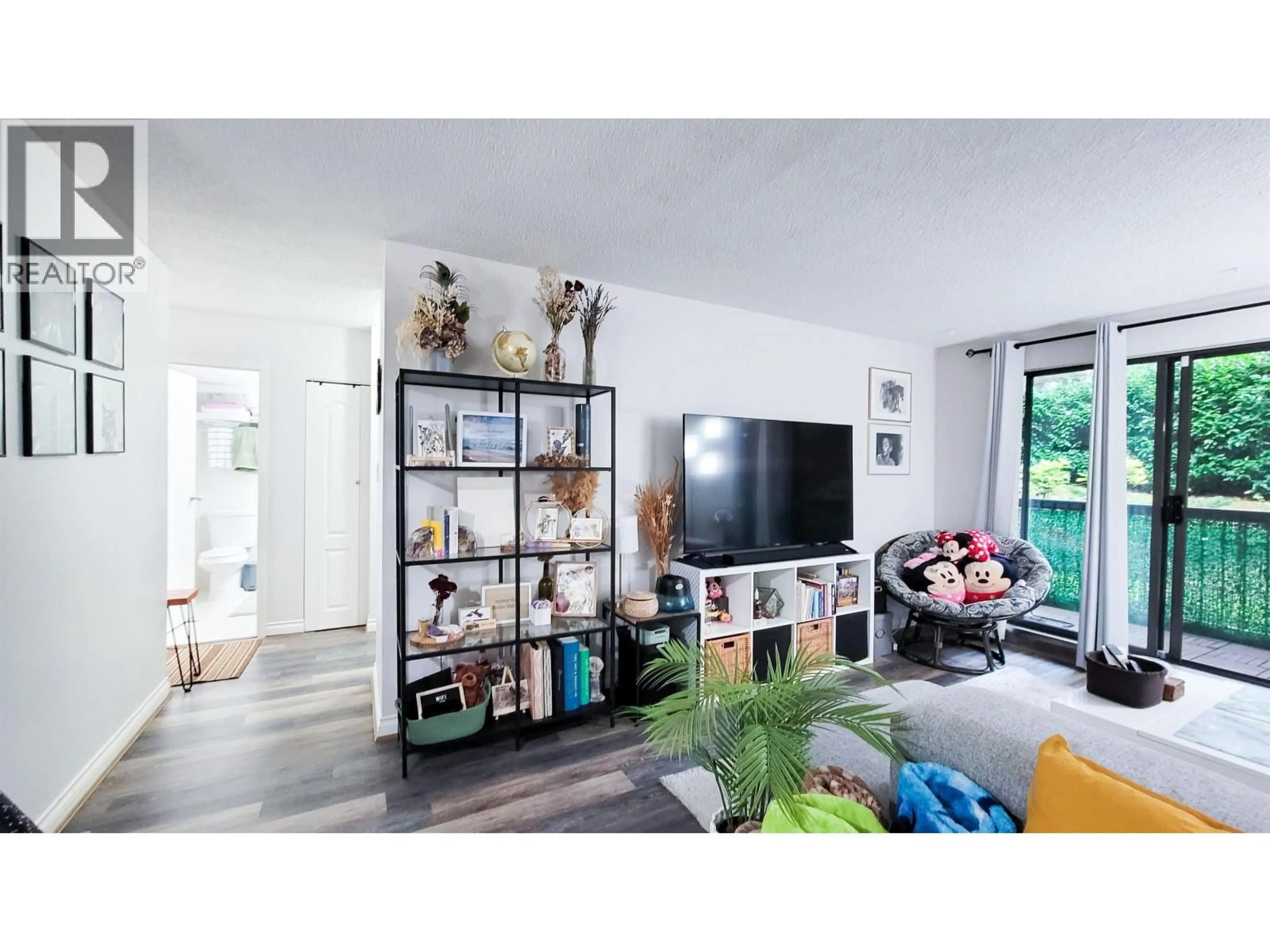 Living room with furniture, wood/laminate floor for 107 - 620 EIGHTH AVENUE, New Westminster British Columbia V3M5V7