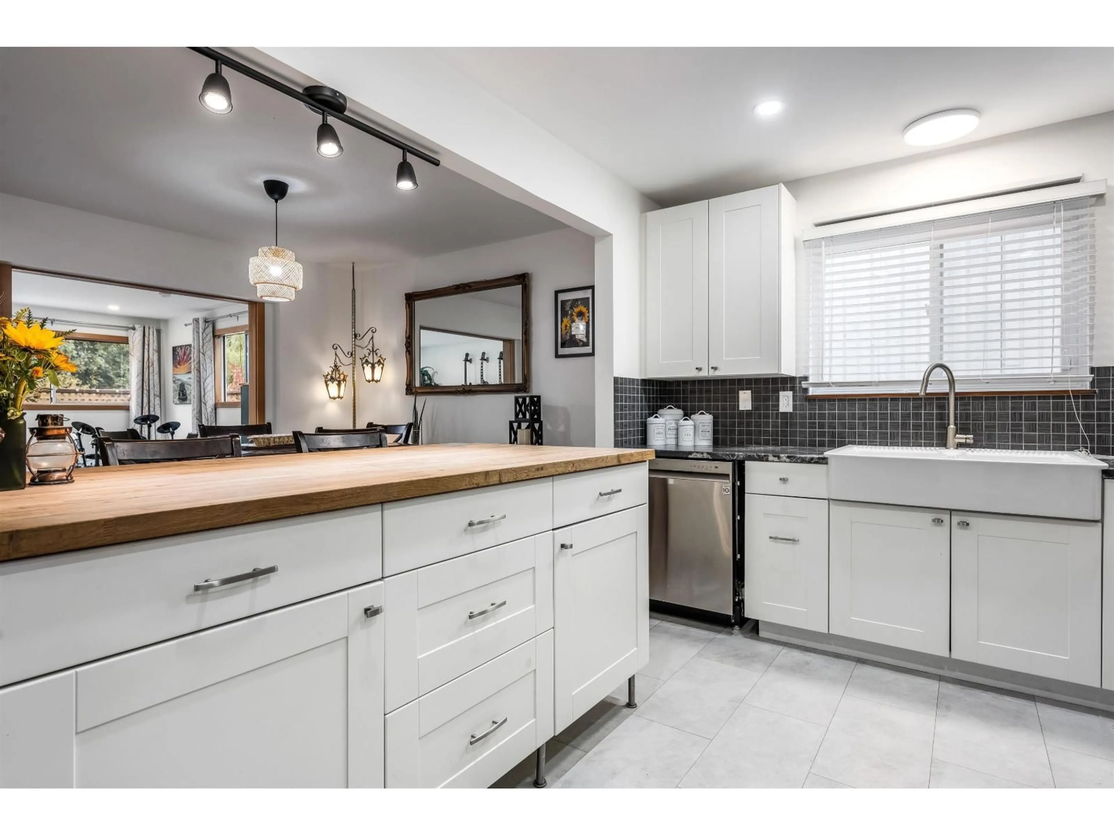 Open concept kitchen, ceramic/tile floor for 8542 MCCUTCHEON AVENUE, Chilliwack British Columbia V2P7K7