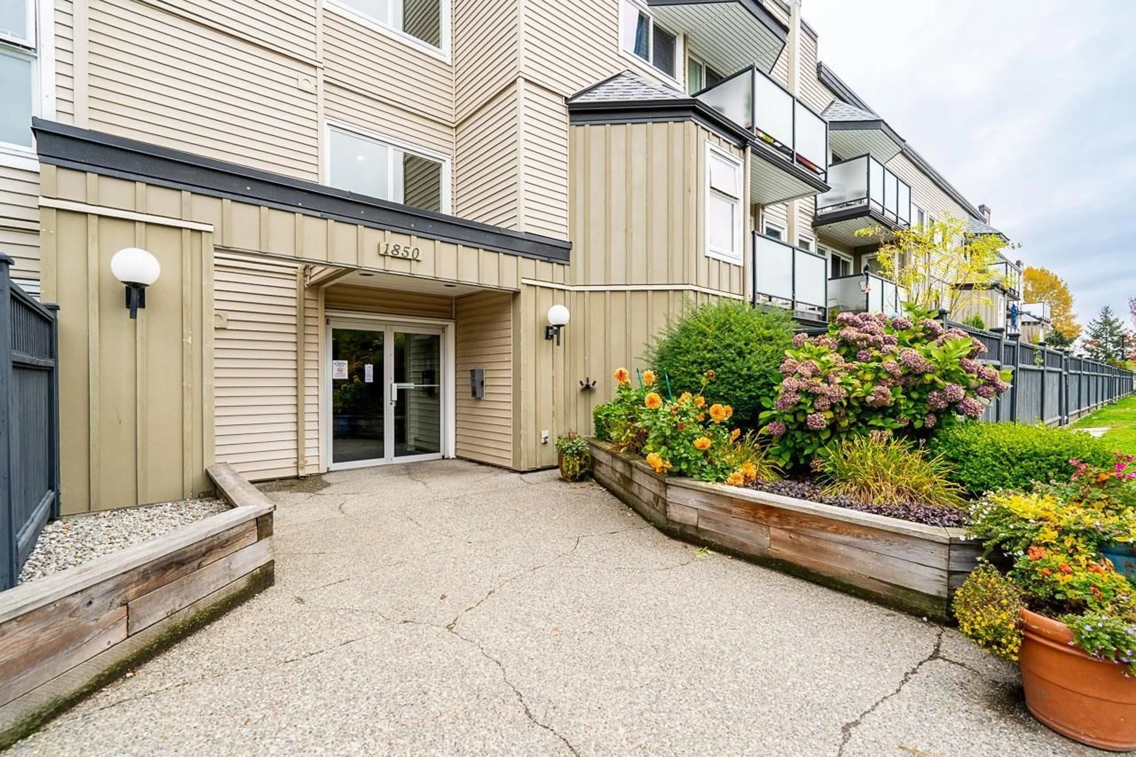 Patio, unknown for 8 - 1850 E SOUTHMERE, Surrey British Columbia V4A6Y6