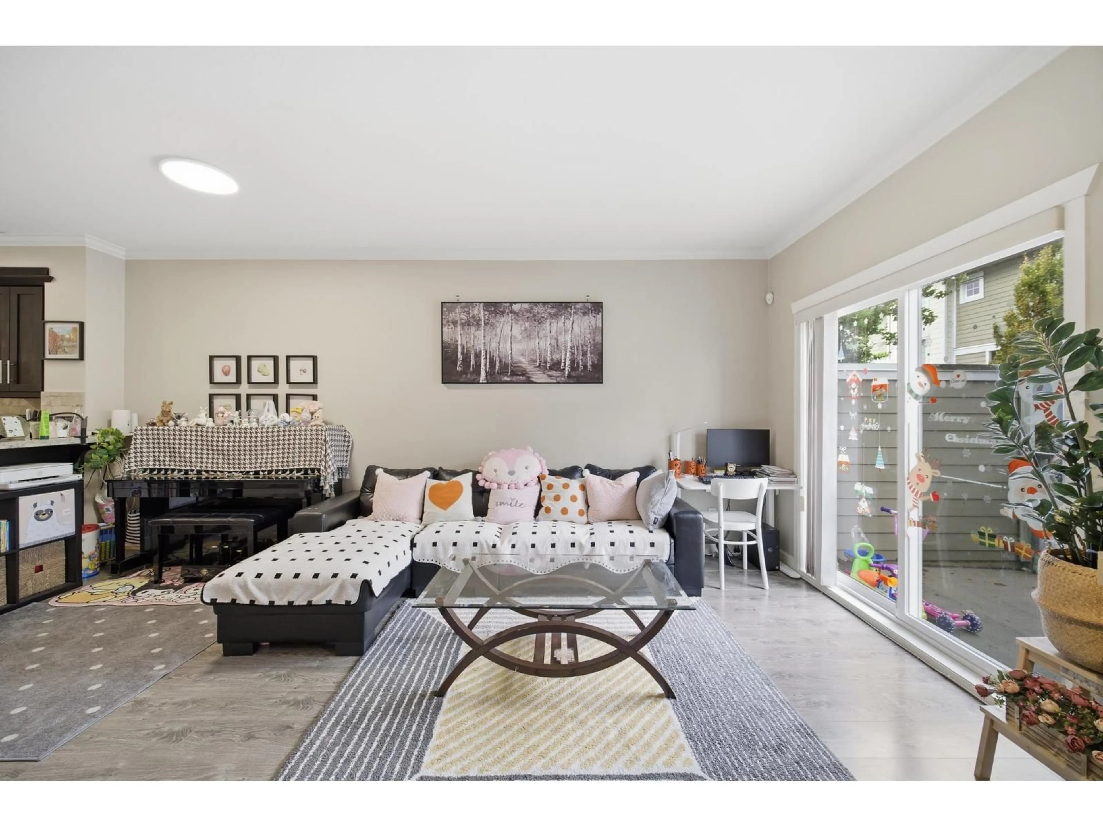 Living room with furniture, unknown for 32 - 16355 82, Surrey British Columbia V4N0P4