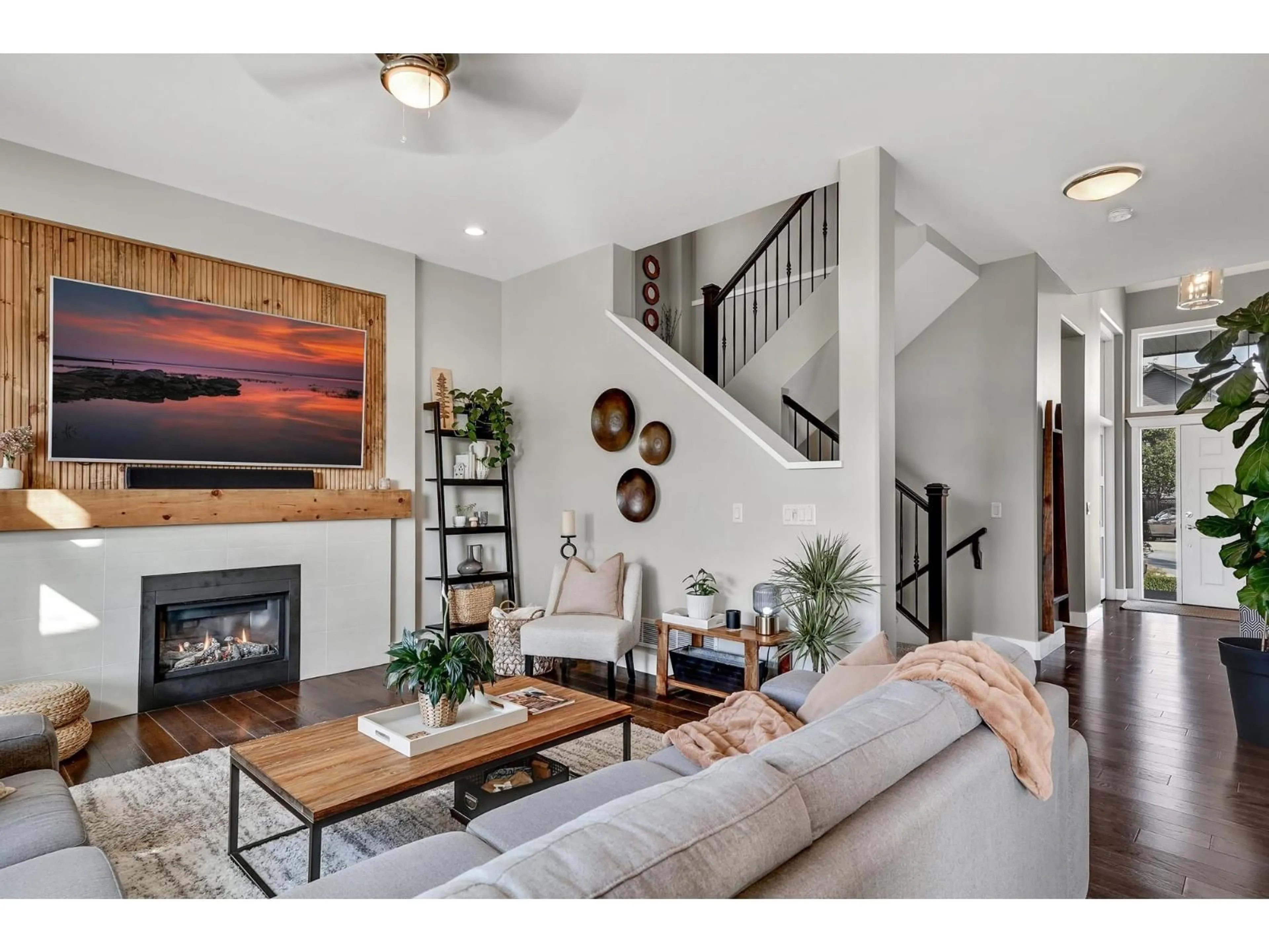 Living room with furniture, wood/laminate floor for 16980 77A, Surrey British Columbia V4N6L2