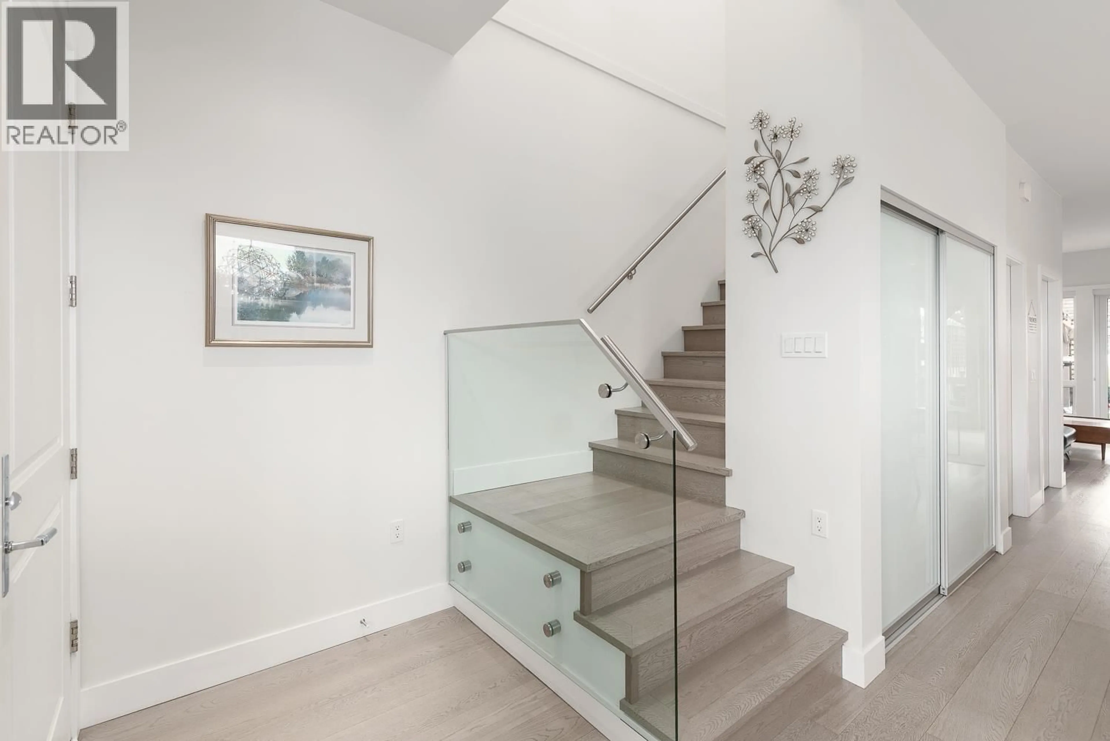 Stairs for 220 40TH AVENUE, Vancouver British Columbia V5W1L8