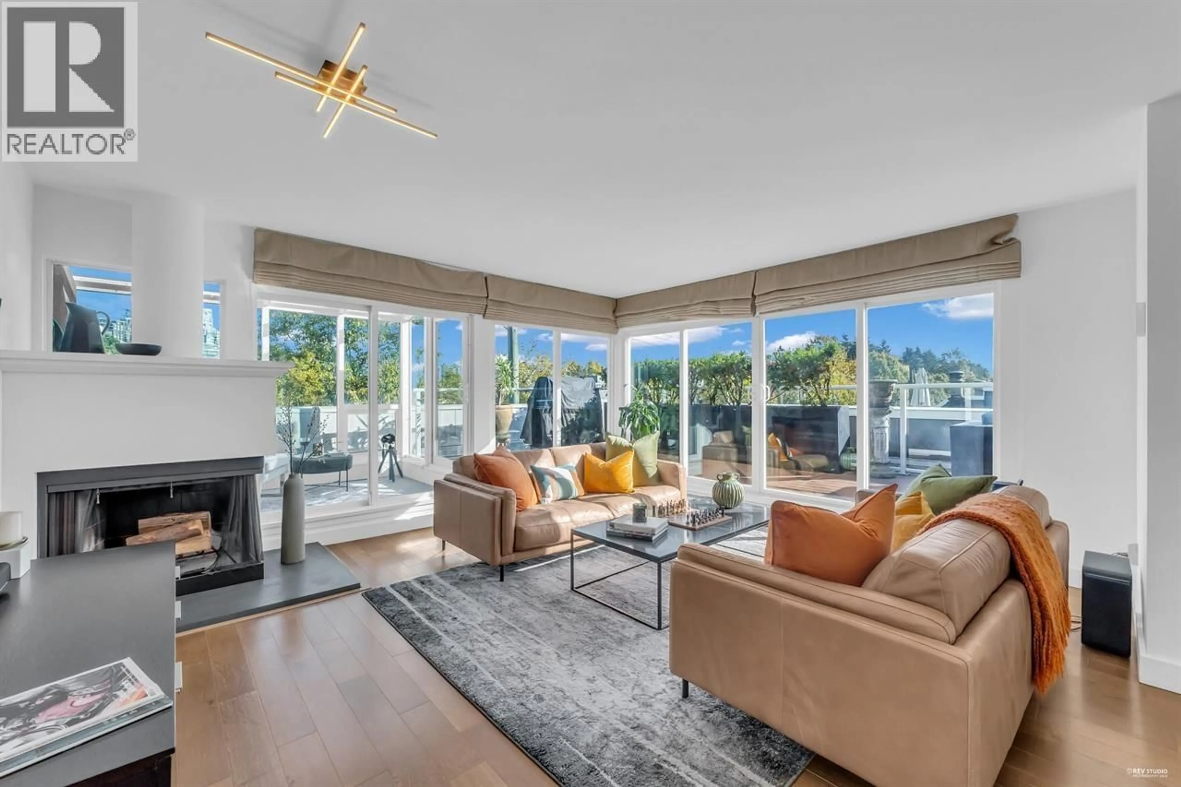 Living room with furniture, unknown for 2243 OAK STREET, Vancouver British Columbia V6H3W6