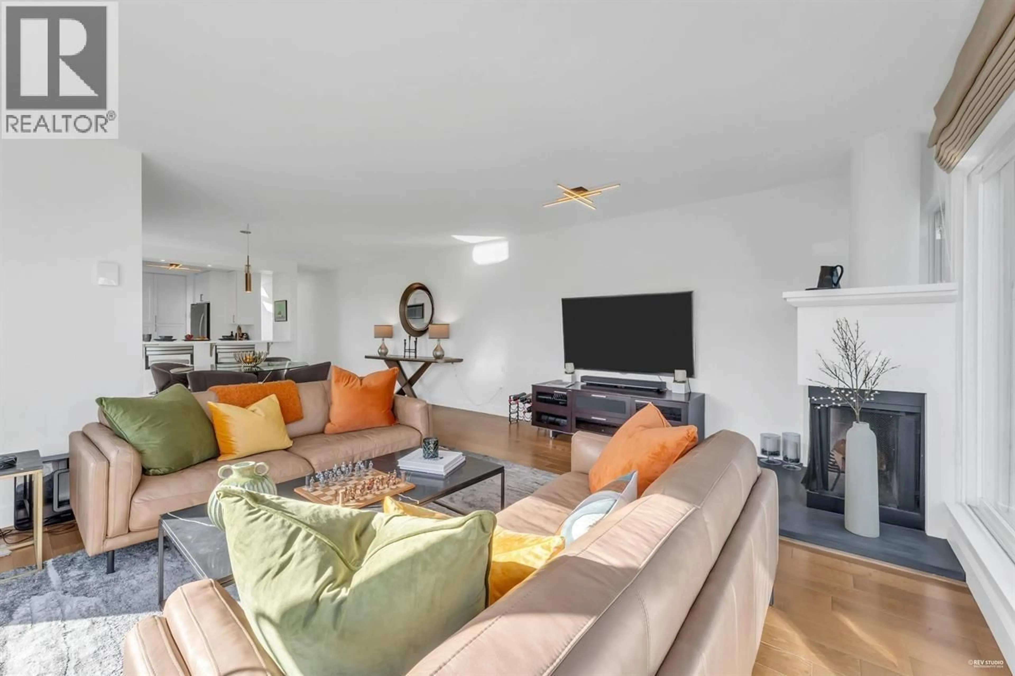 Living room with furniture, unknown for 2243 OAK STREET, Vancouver British Columbia V6H3W6