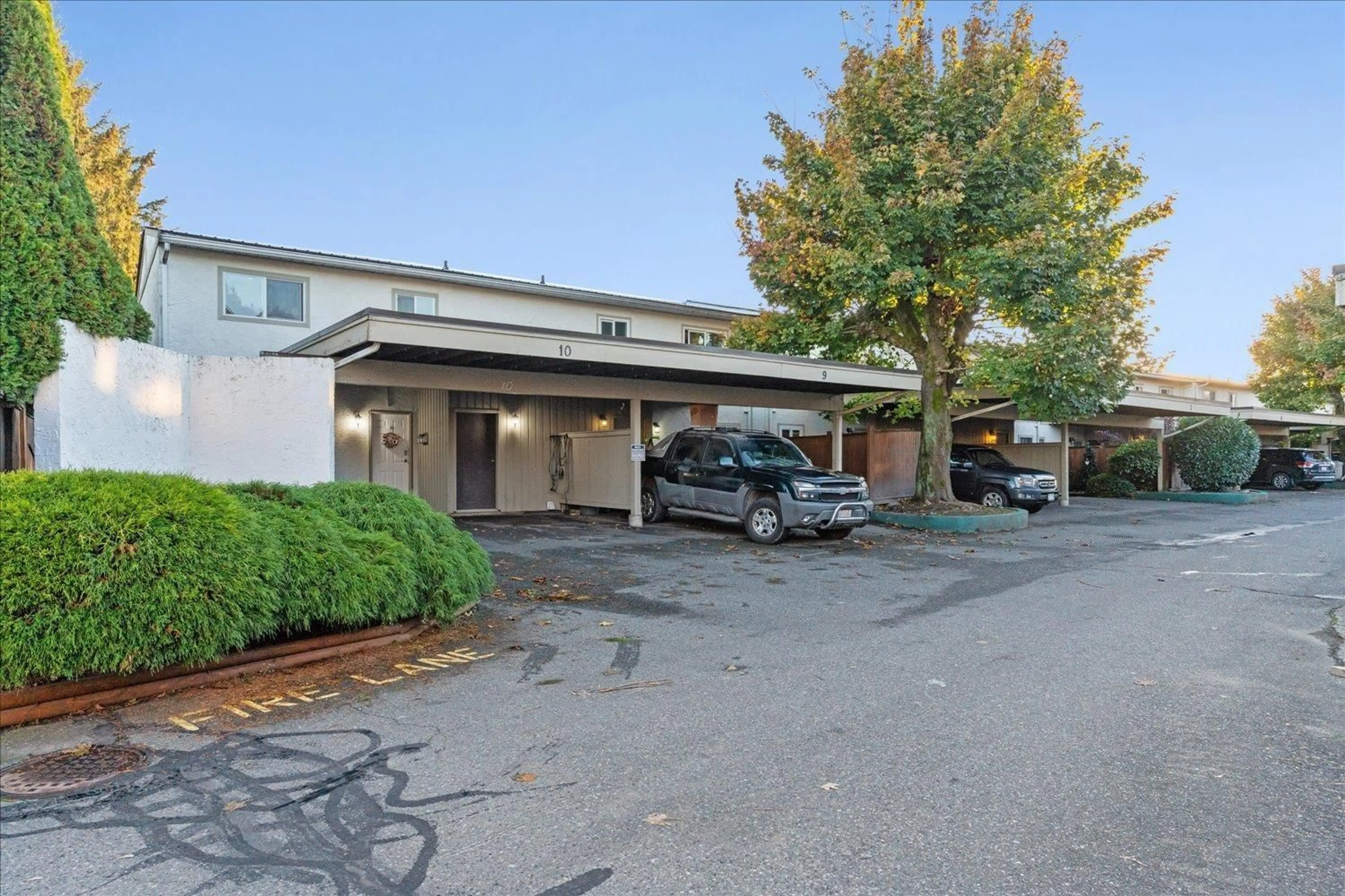 Indoor foyer for 10 - 9473 HAZEL STREET, Chilliwack British Columbia V2P5M9