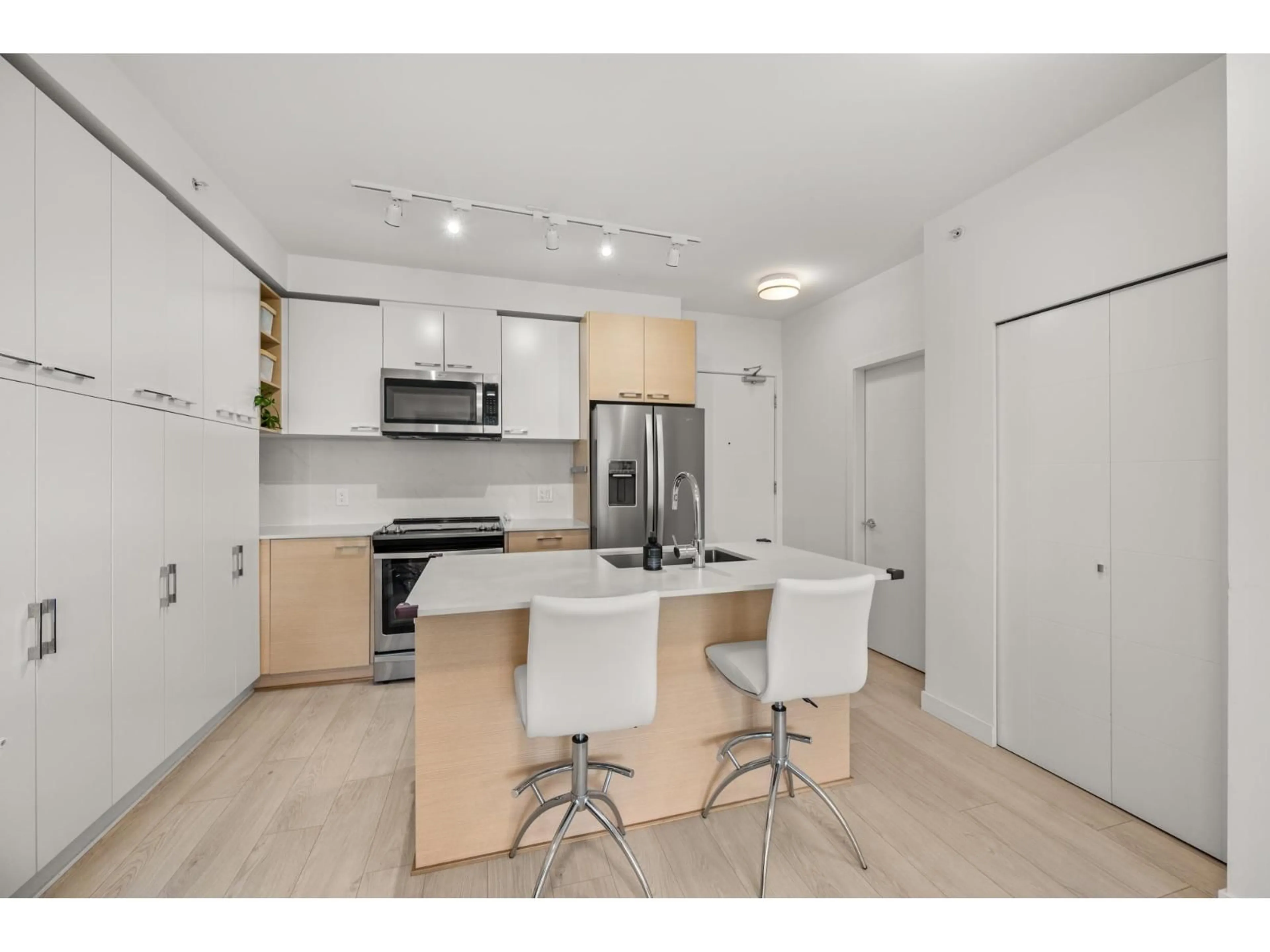 Open concept kitchen, unknown for 614 - 10603 140, Surrey British Columbia V3T0M8