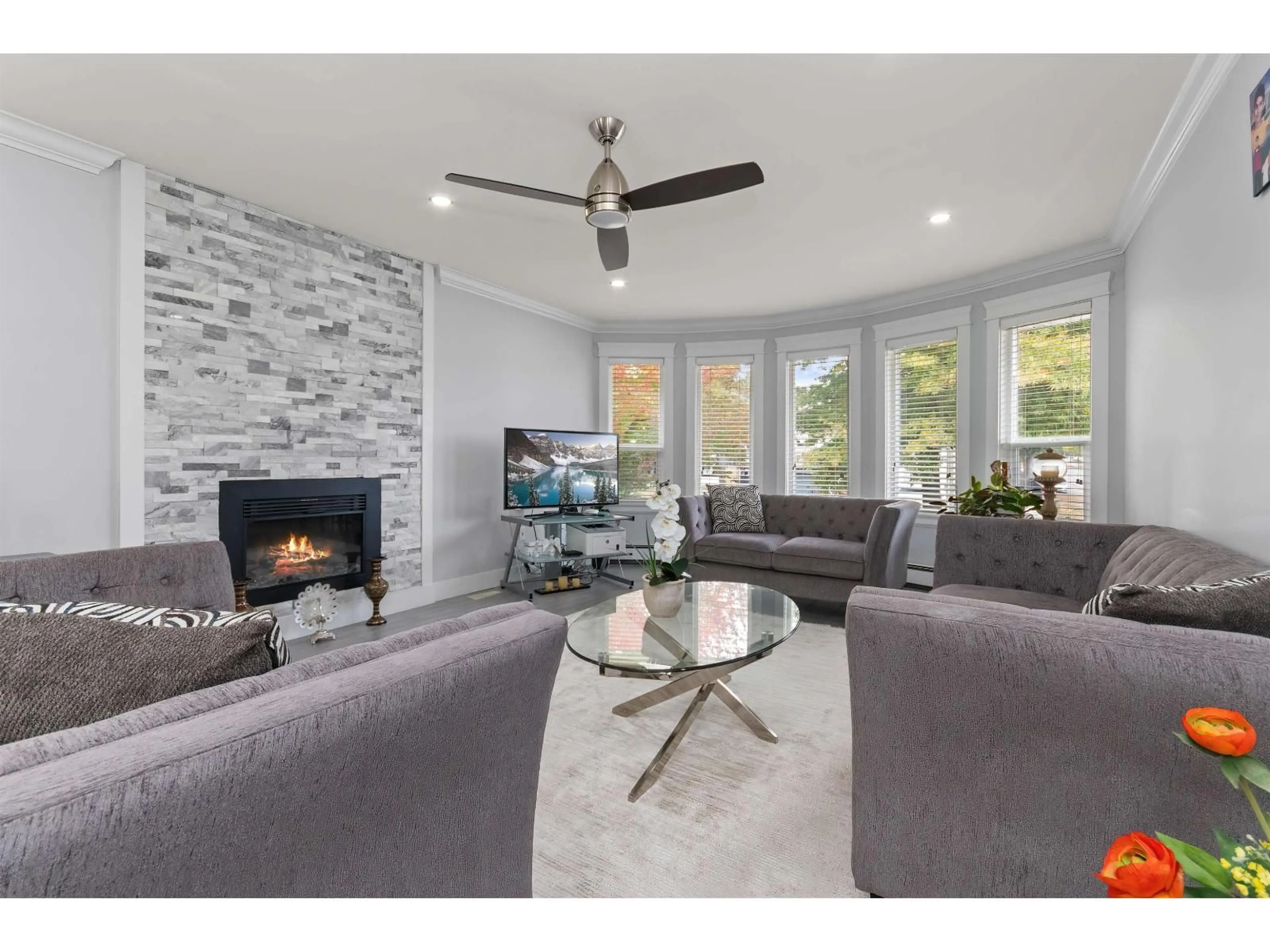 Living room with furniture, unknown for 13398 89, Surrey British Columbia V3V7W1