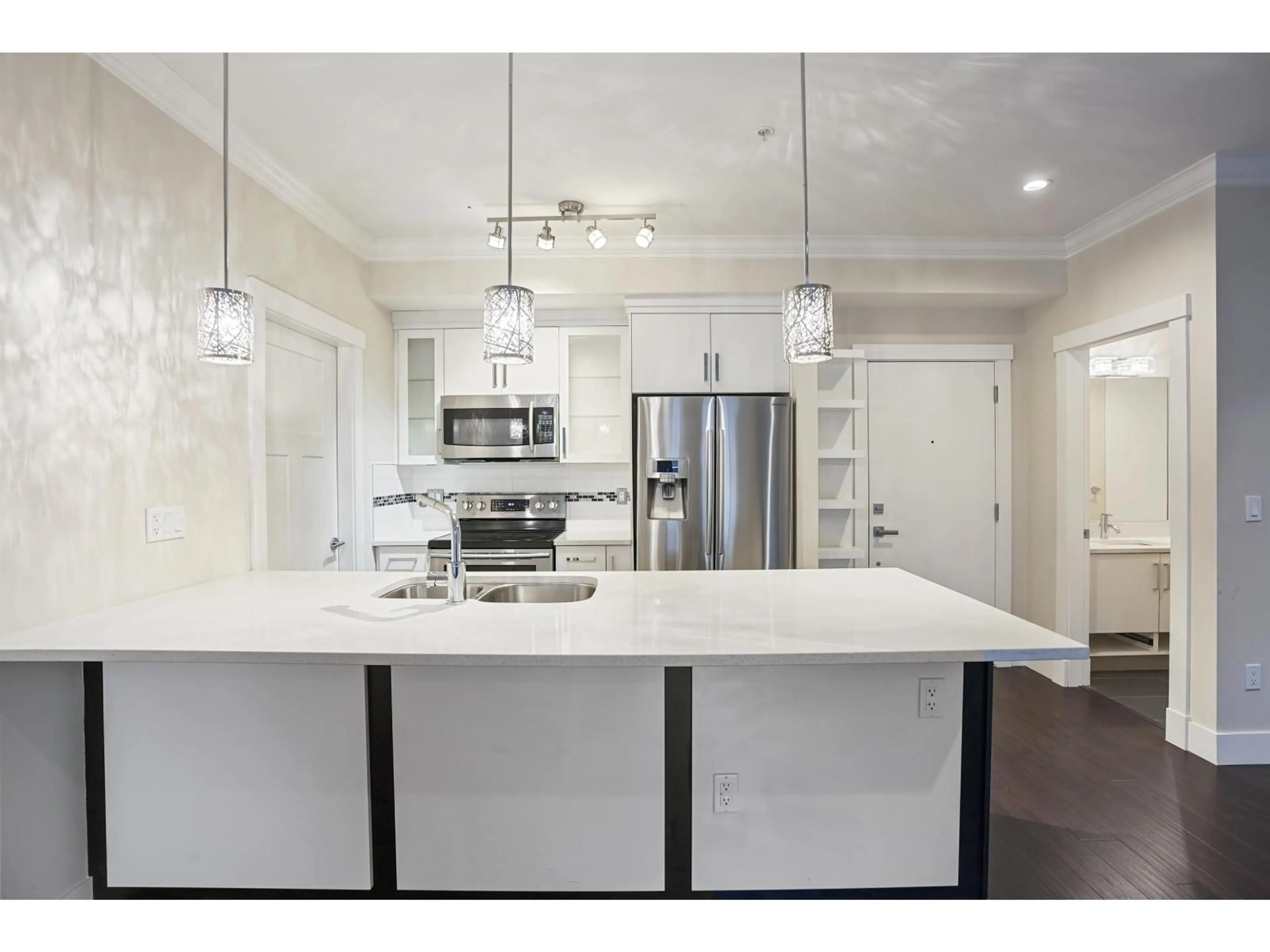 Open concept kitchen, ceramic/tile floor for 208 - 14885 60, Surrey British Columbia V3S1R8