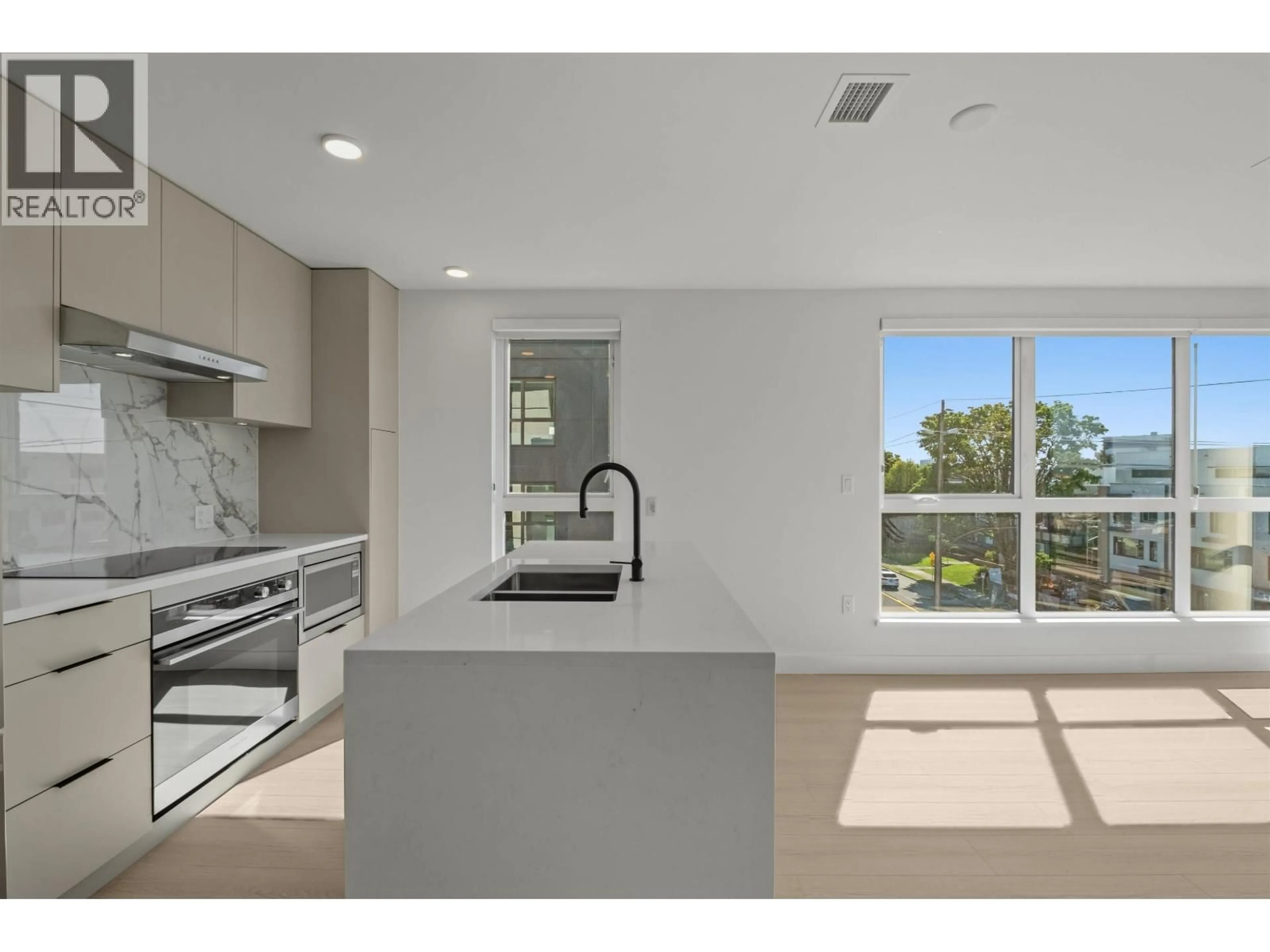 Open concept kitchen, ceramic/tile floor for 411 - 422 3RD STREET, North Vancouver British Columbia V7L0K1