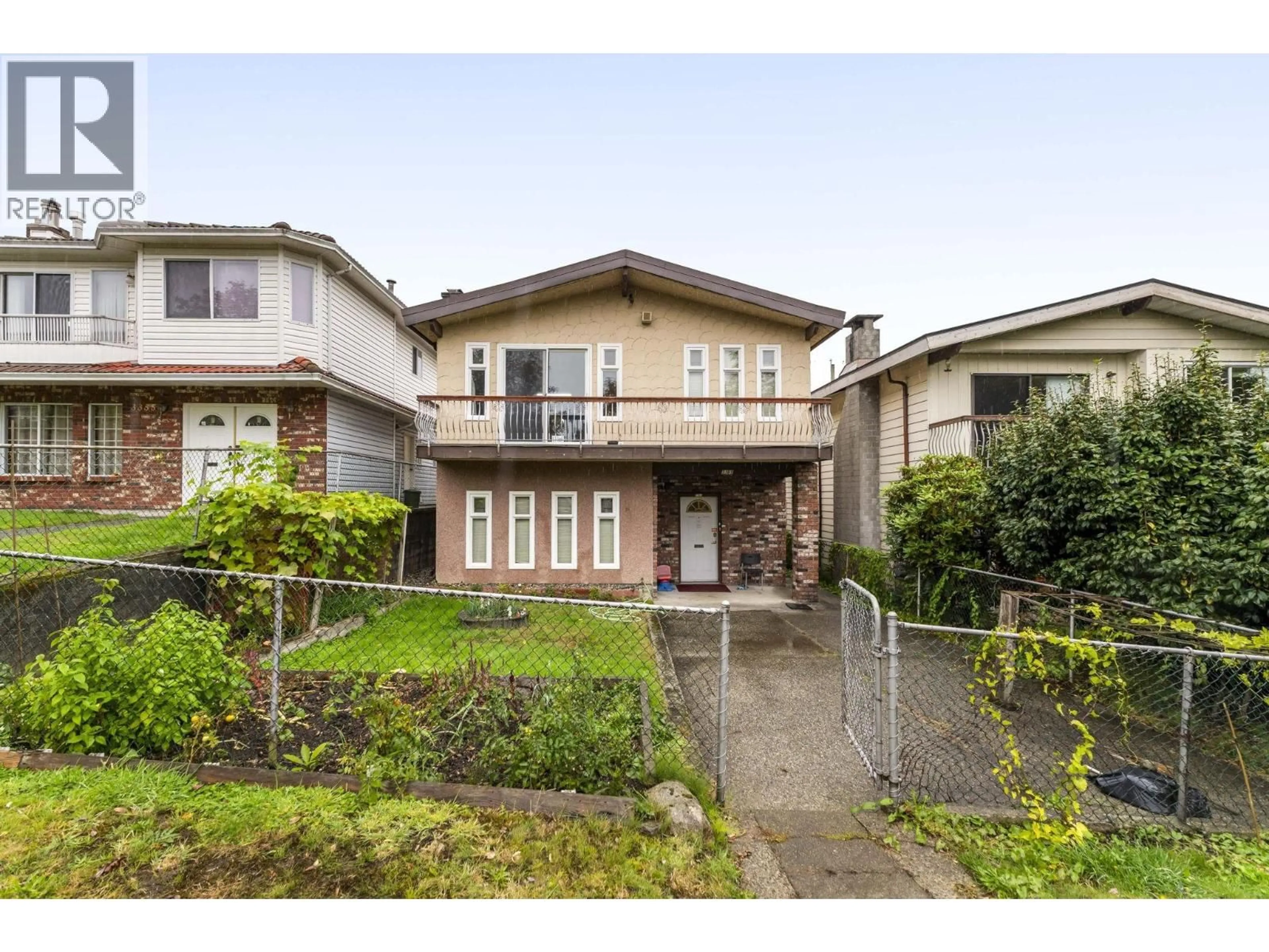 A pic from outside/outdoor area/front of a property/back of a property/a pic from drone, street for 3361 WILLIAM STREET, Vancouver British Columbia V5K2Z4