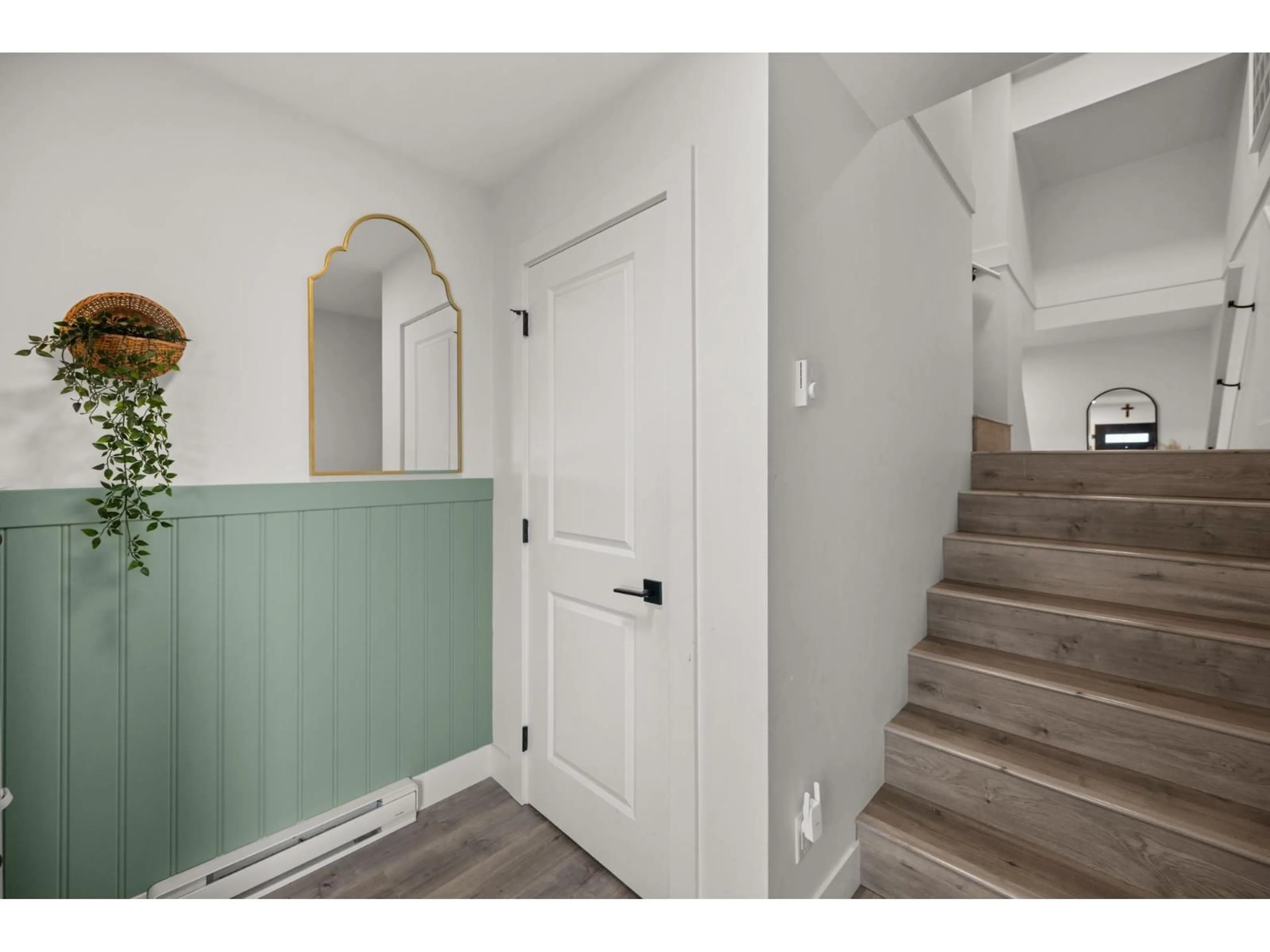 Indoor entryway for 10 - 27640 LANTERN, Abbotsford British Columbia V4X1M3