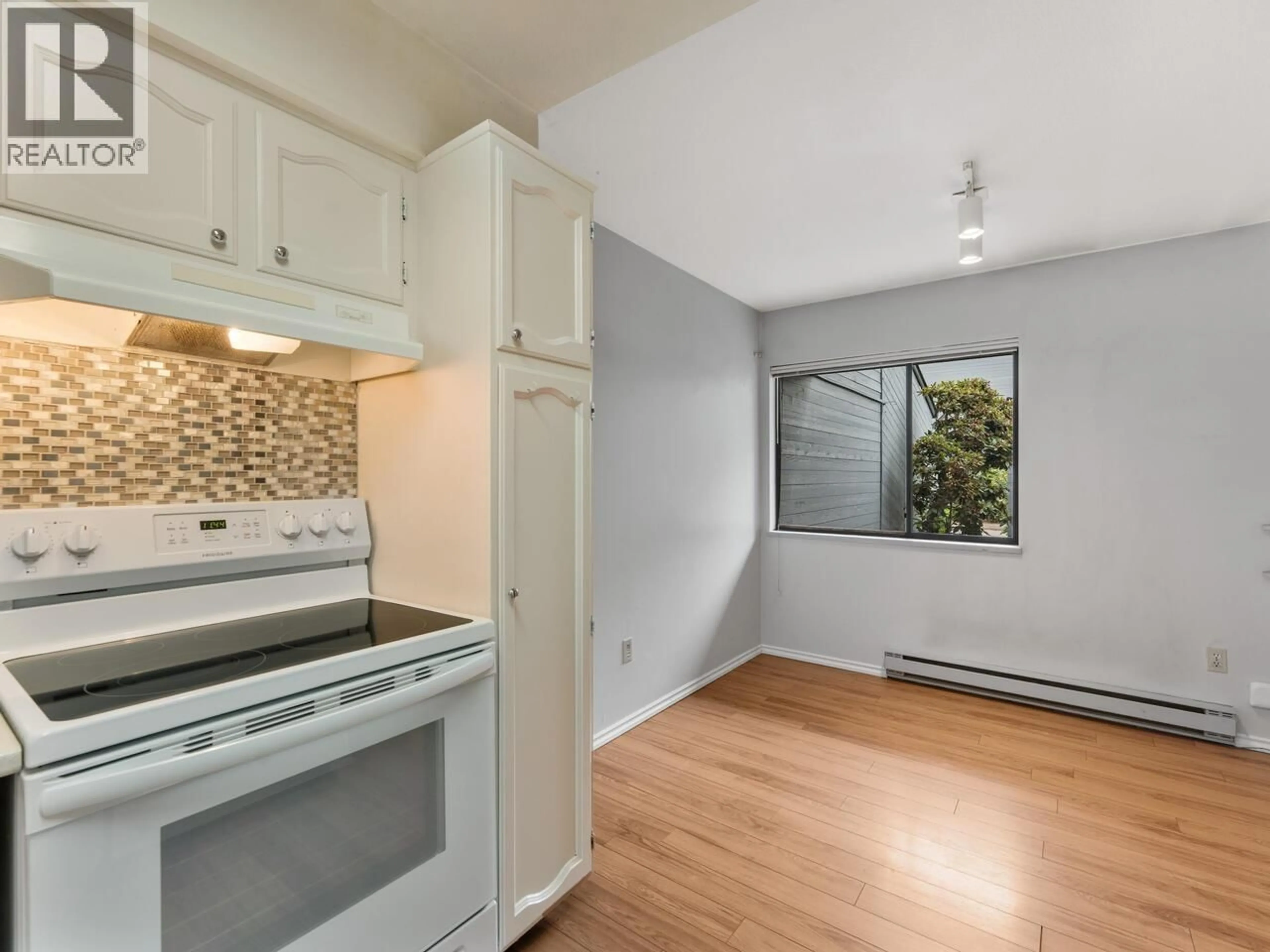 Standard kitchen, wood/laminate floor for 19 - 3851 BLUNDELL ROAD, Richmond British Columbia V7C4P7