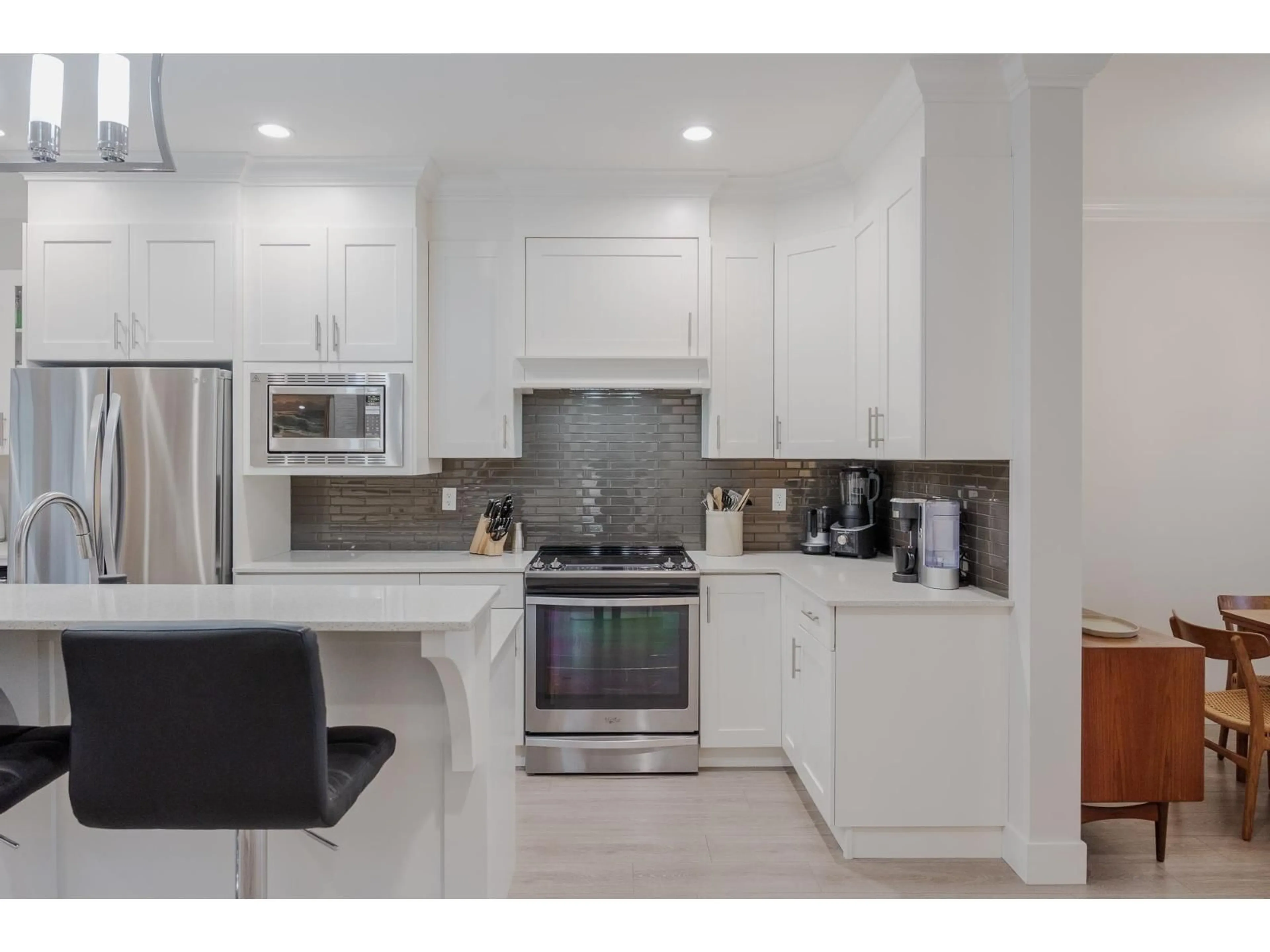 Open concept kitchen, ceramic/tile floor for 1 - 7198 179, Surrey British Columbia V3S8C5