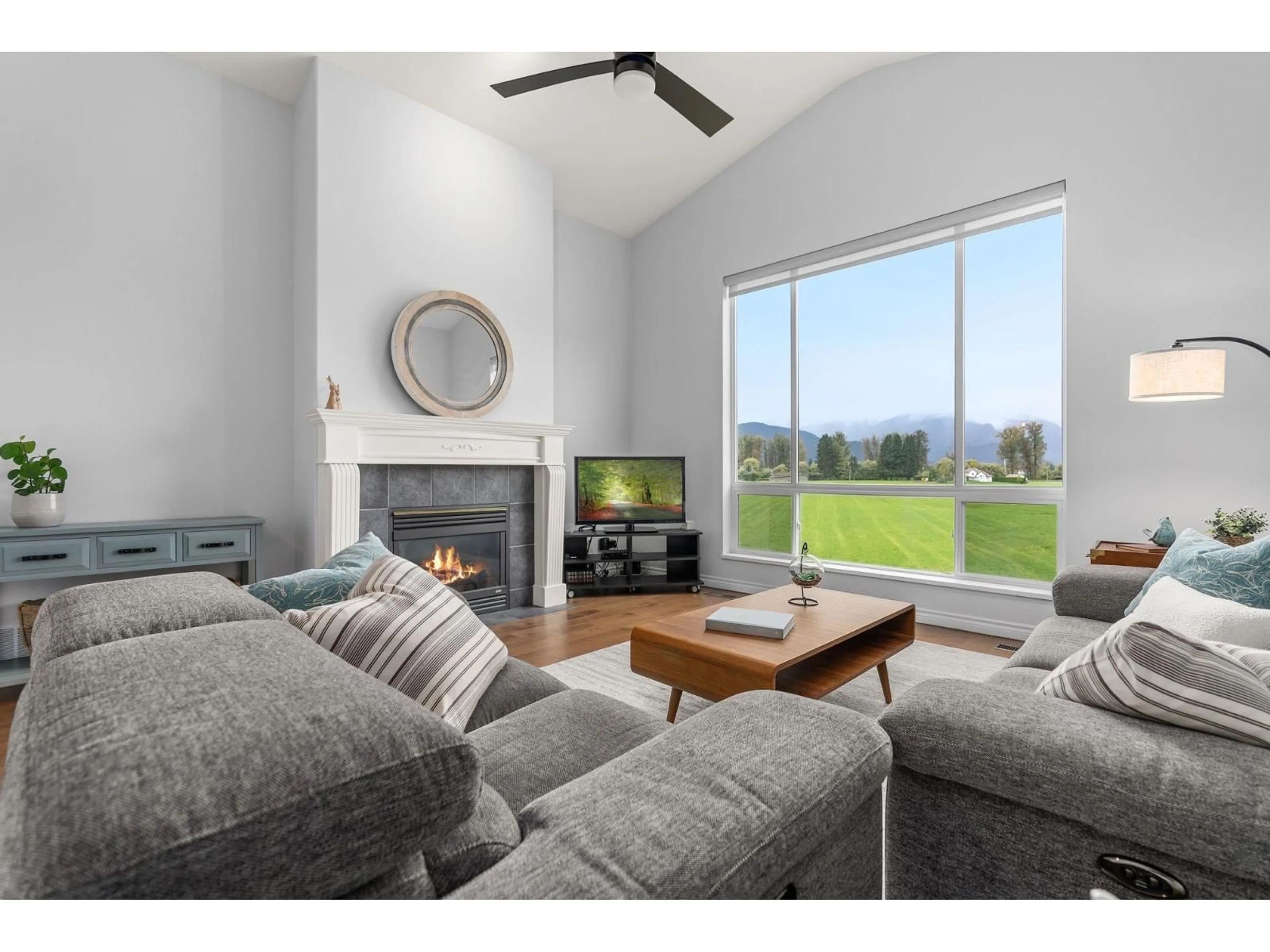 Living room with furniture, unknown for 12 - 47470 CHARTWELL DRIVE, Chilliwack British Columbia V2P8A2