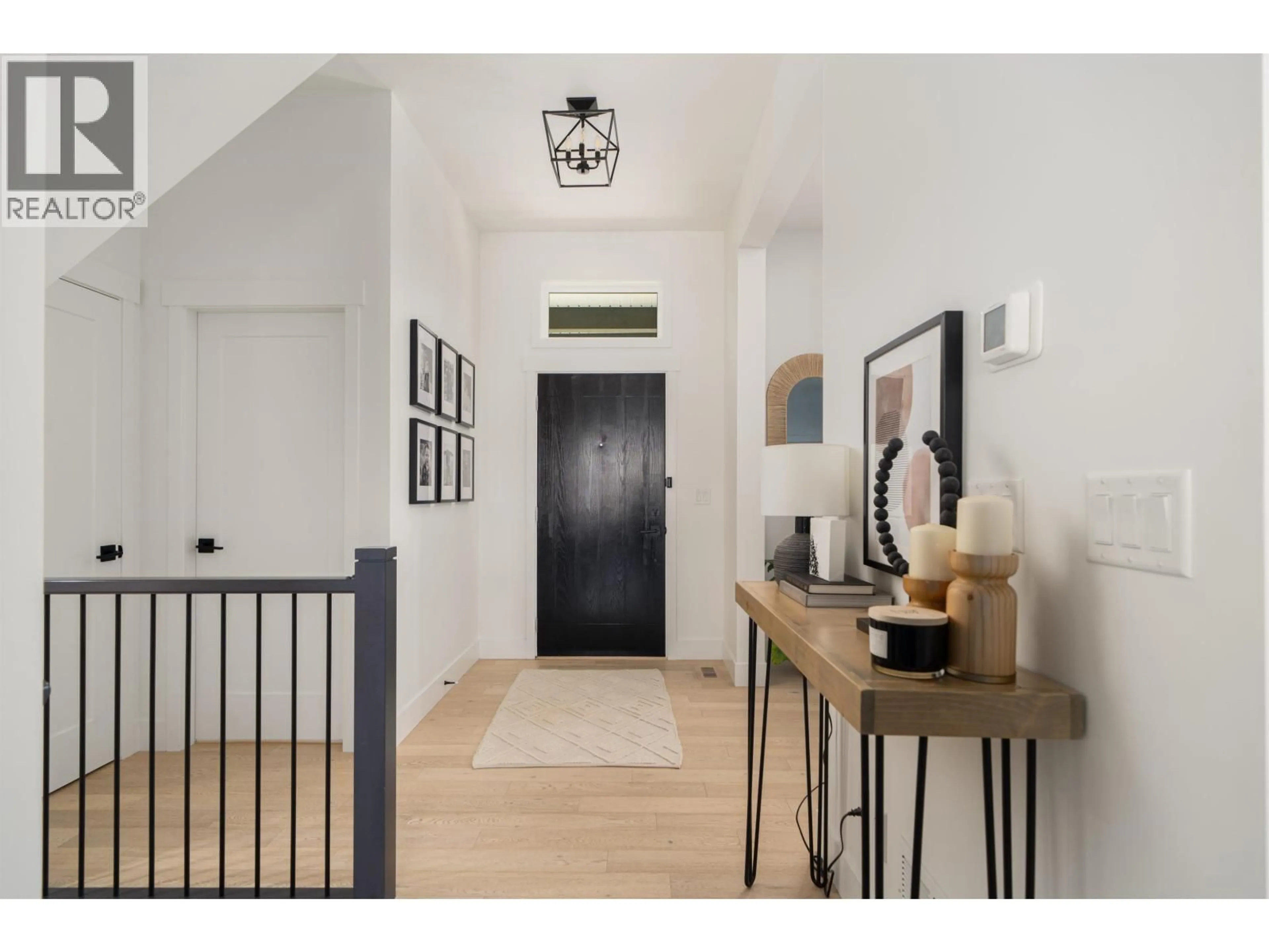 Indoor entryway for 1246 MOUNCE DRIVE, Coquitlam British Columbia V3B2W7
