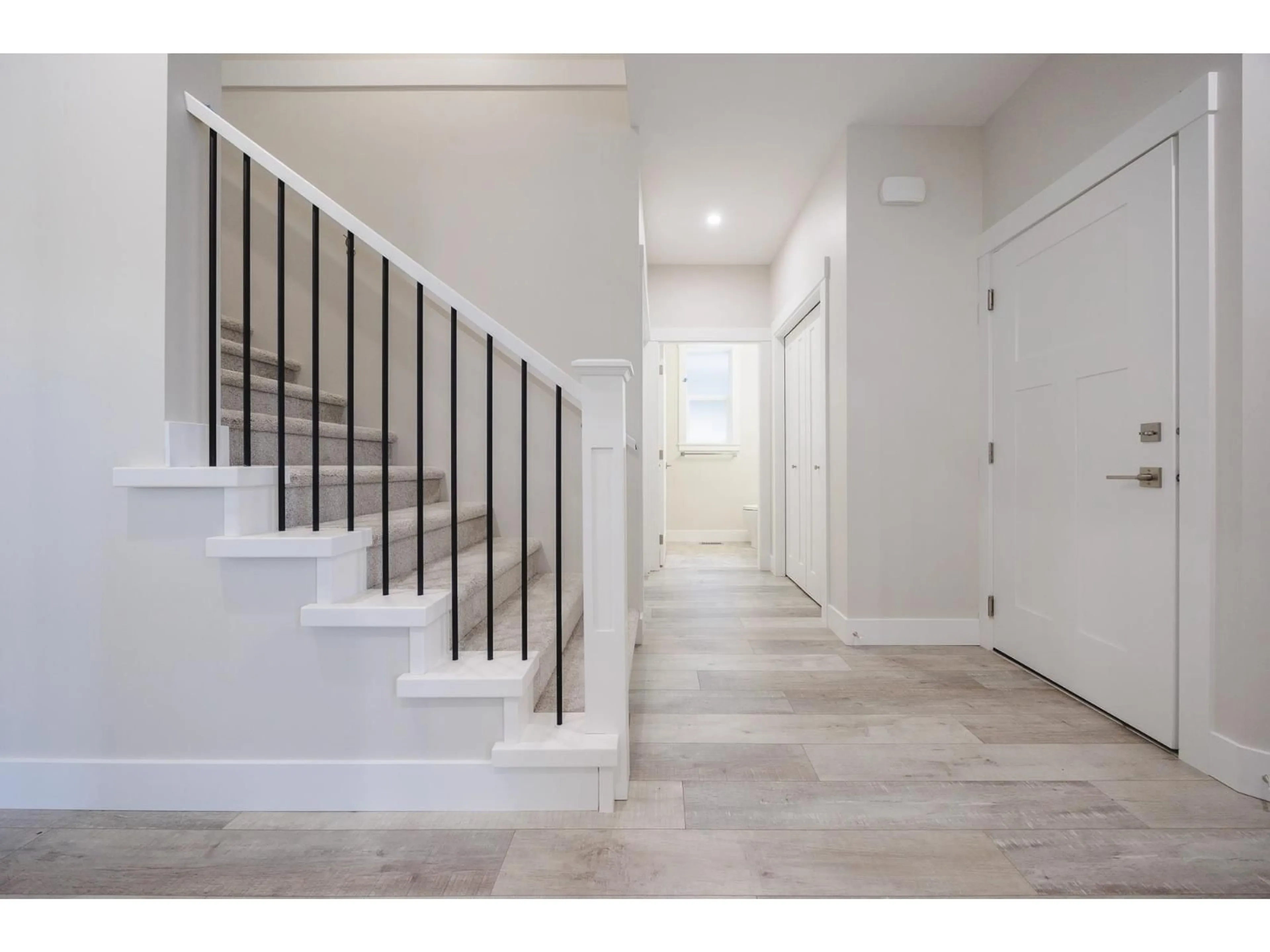 Indoor entryway for 103 - 6211 CHILLIWACK RIVER ROAD, Chilliwack British Columbia V2R6A7