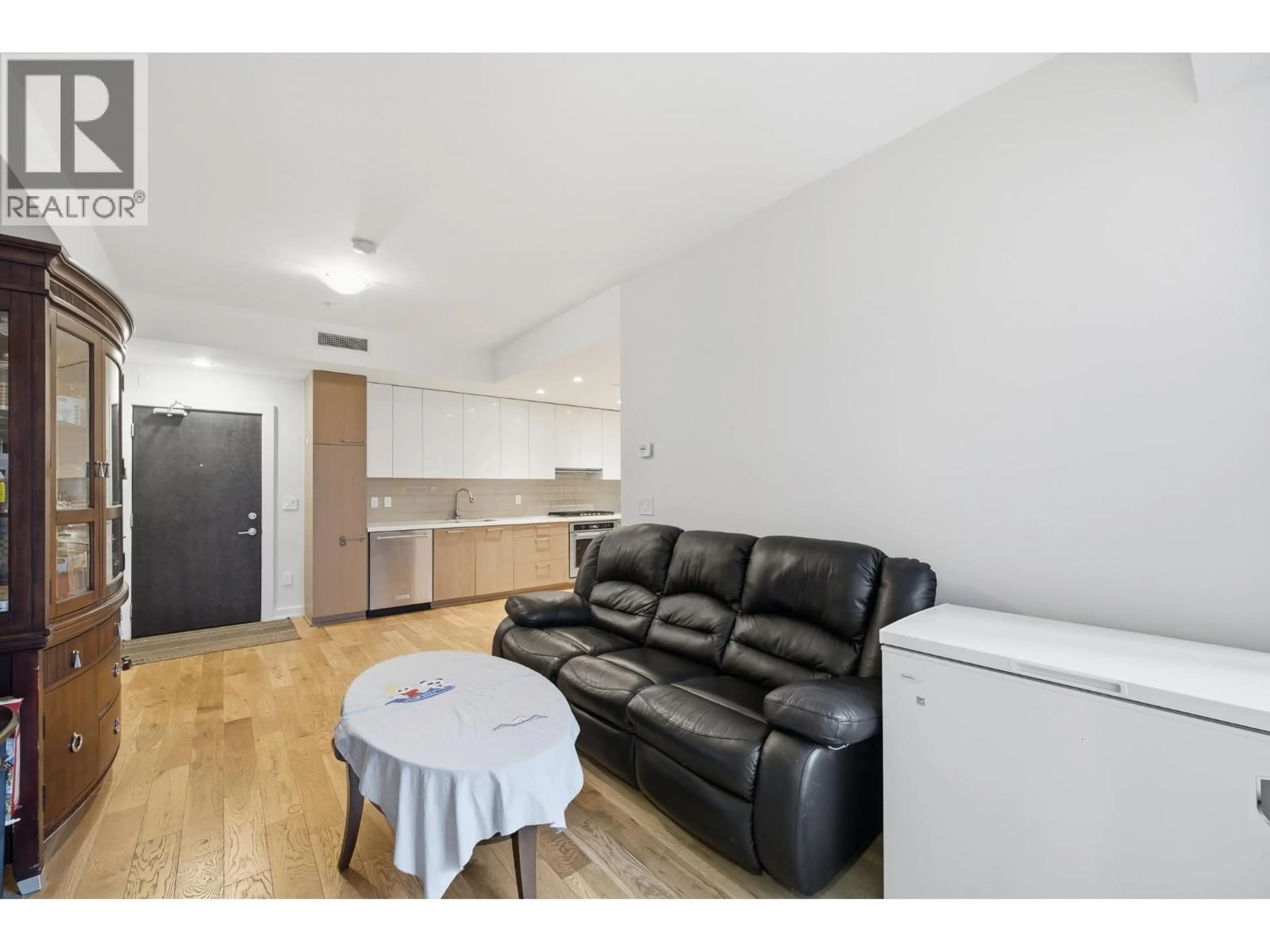 Living room with furniture, wood/laminate floor for 132 - 5311 CEDARBRIDGE WAY, Richmond British Columbia V6X0M3