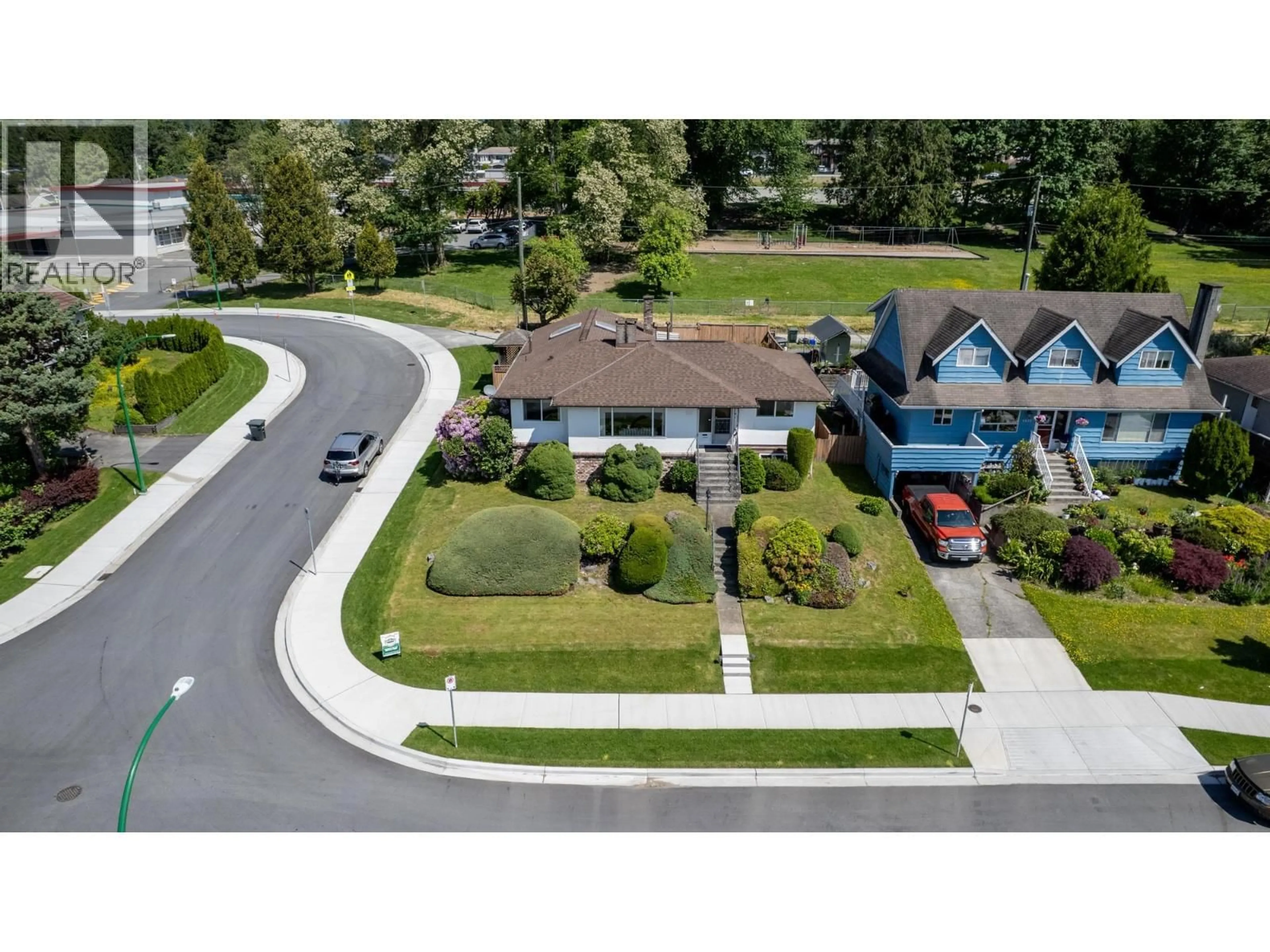 A pic from outside/outdoor area/front of a property/back of a property/a pic from drone, street for 6825 HYCREST DRIVE, Burnaby British Columbia V5B2X3