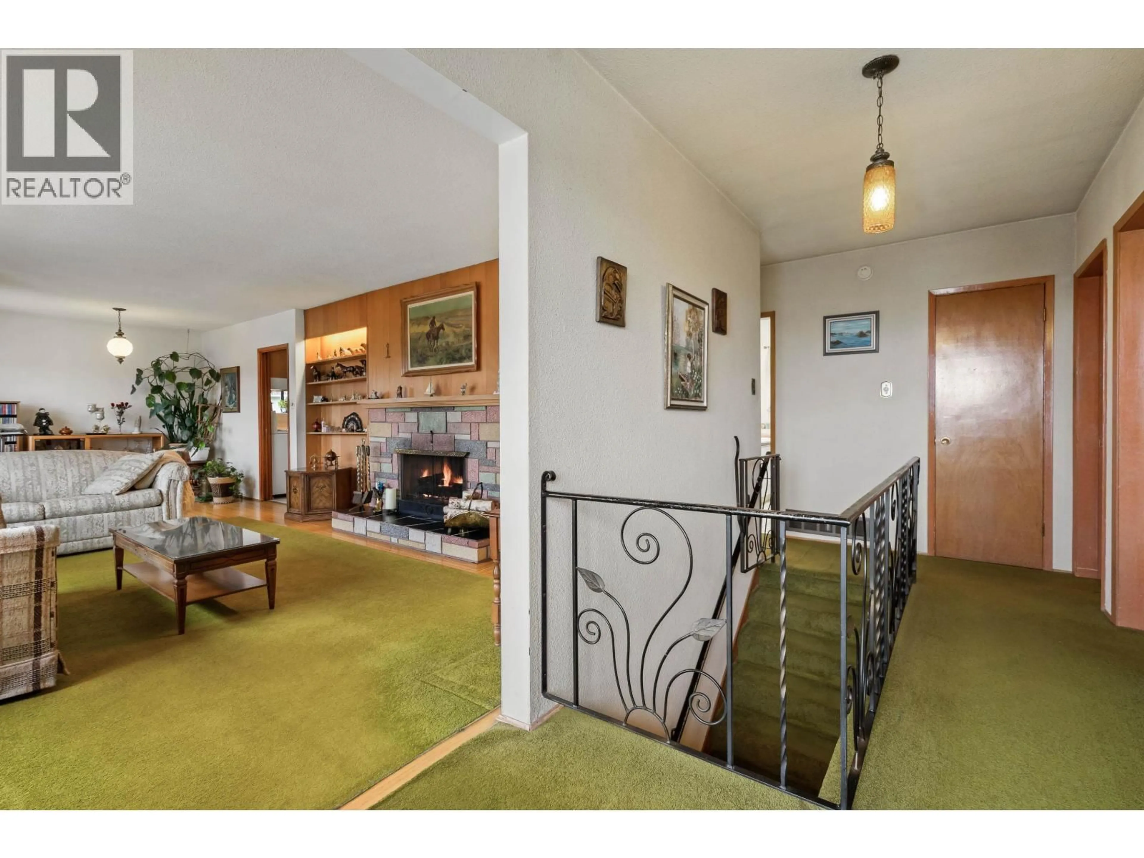 Indoor foyer for 6825 HYCREST DRIVE, Burnaby British Columbia V5B2X3