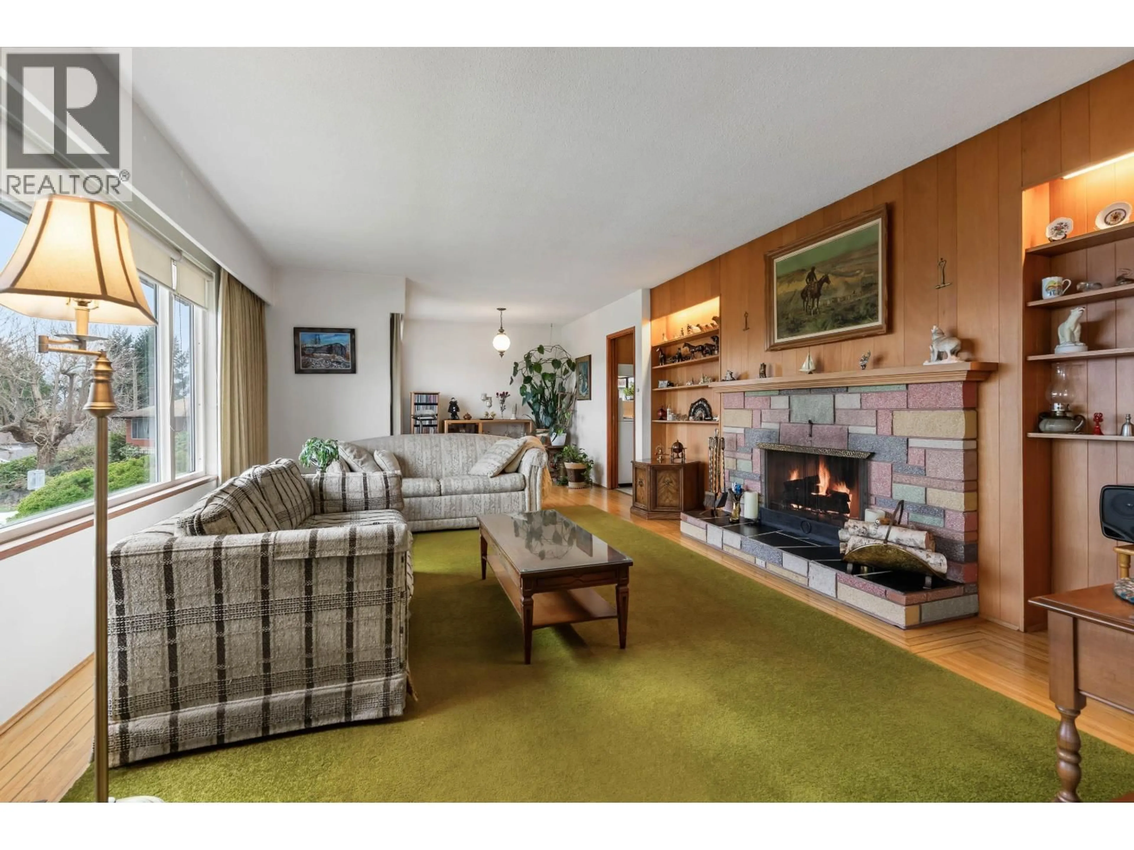 Living room with furniture, unknown for 6825 HYCREST DRIVE, Burnaby British Columbia V5B2X3