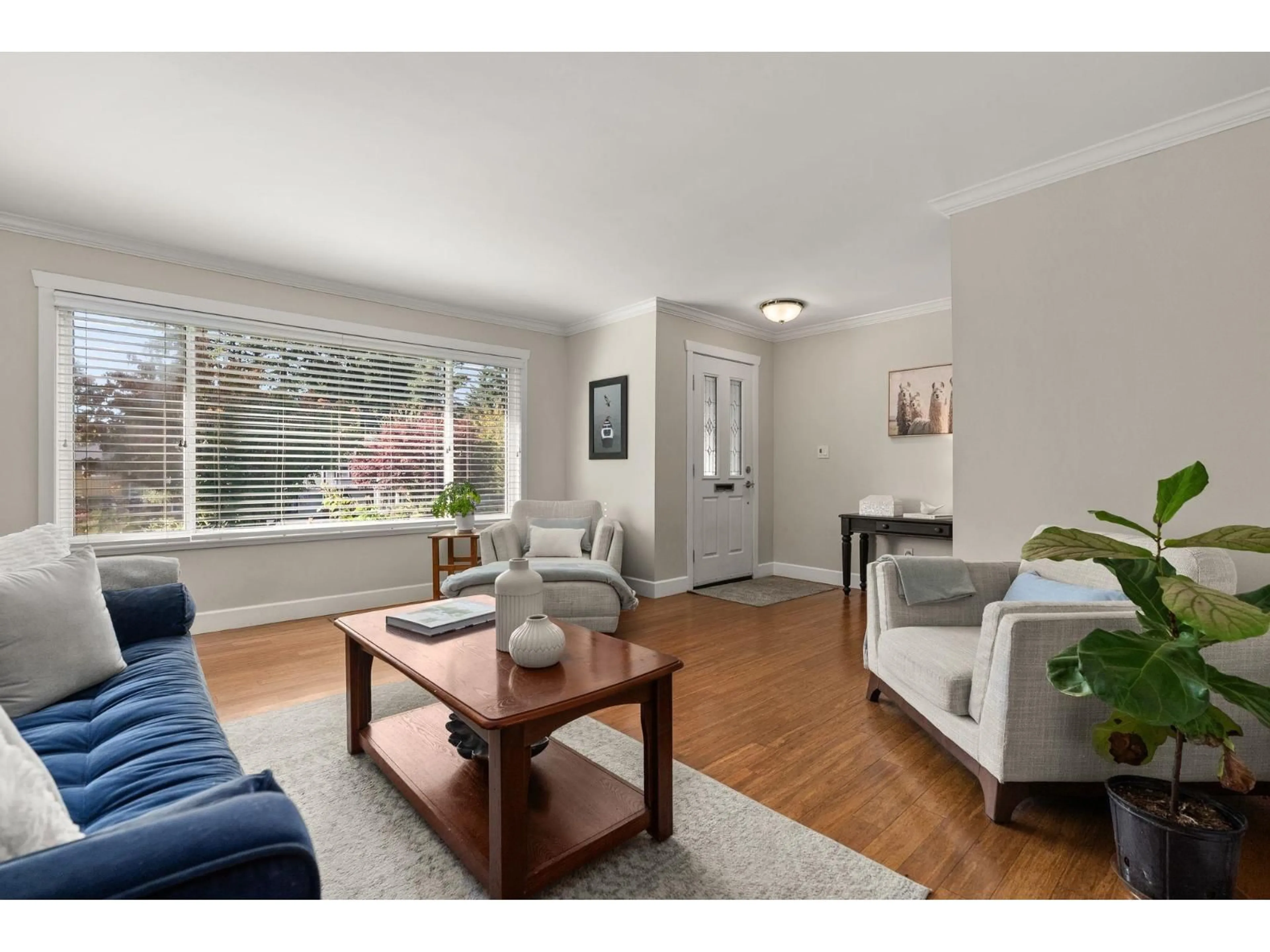 Living room with furniture, wood/laminate floor for 7388 112A, Delta British Columbia V4C4Y2