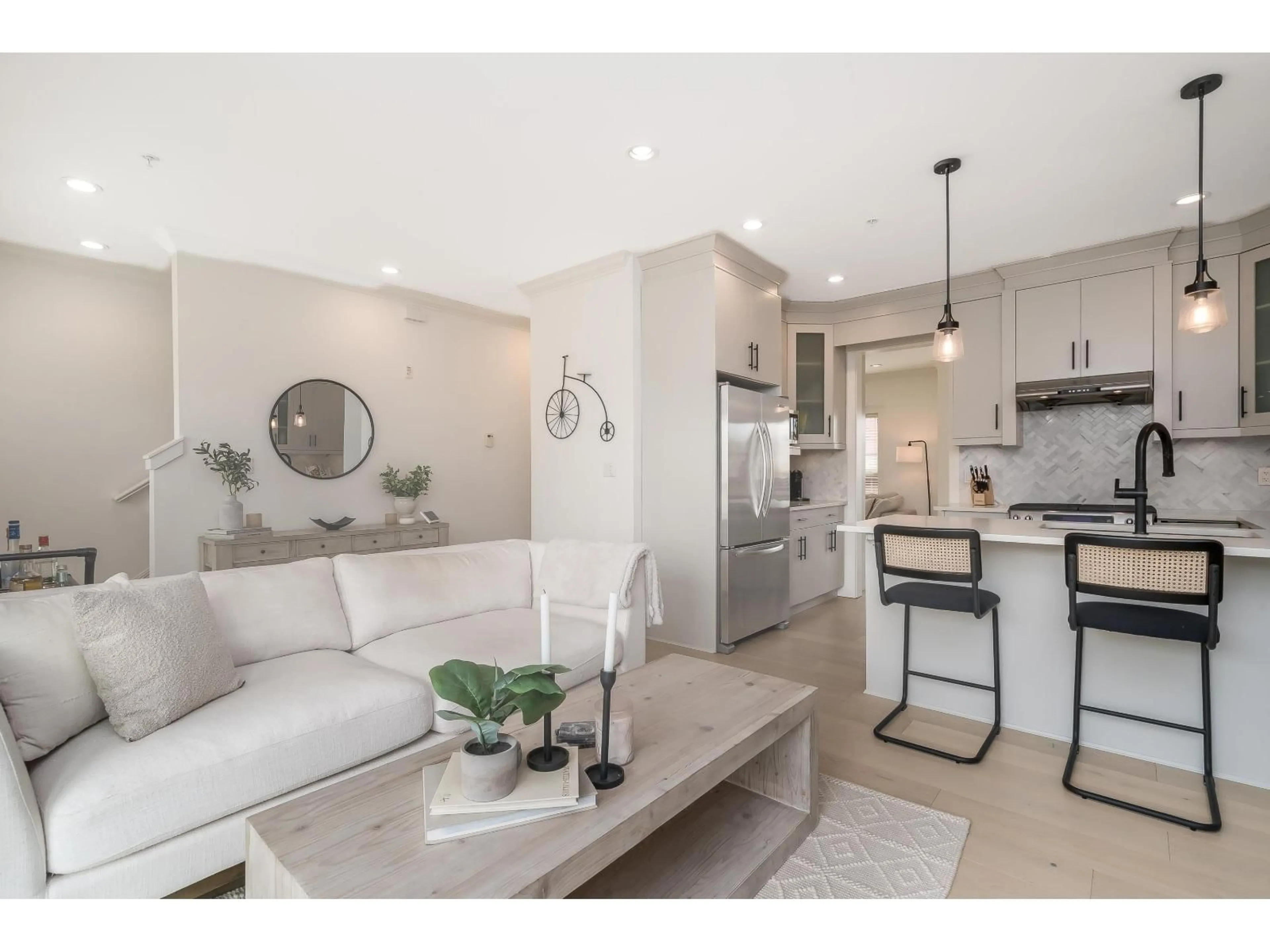 Open concept kitchen, unknown for 3 - 1424 EVERALL, White Rock British Columbia V4B3S8